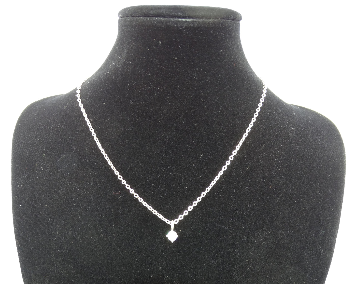 Elegante versilberte Kette mit Zirkon-Anhänger