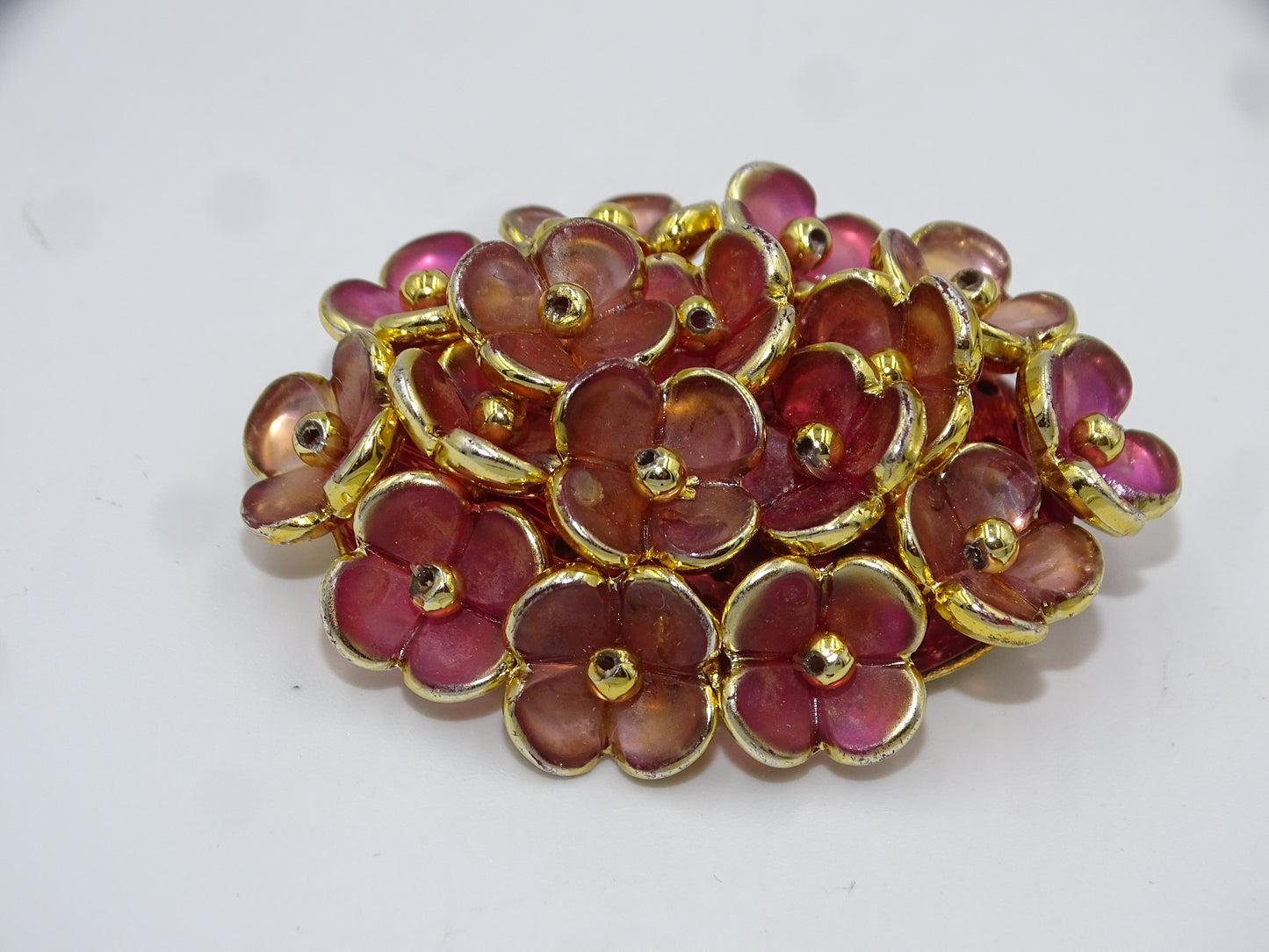 Vintage Rosa Blumen Brosche im Goldton - Eleganter Schmuck mit floralen Akzenten