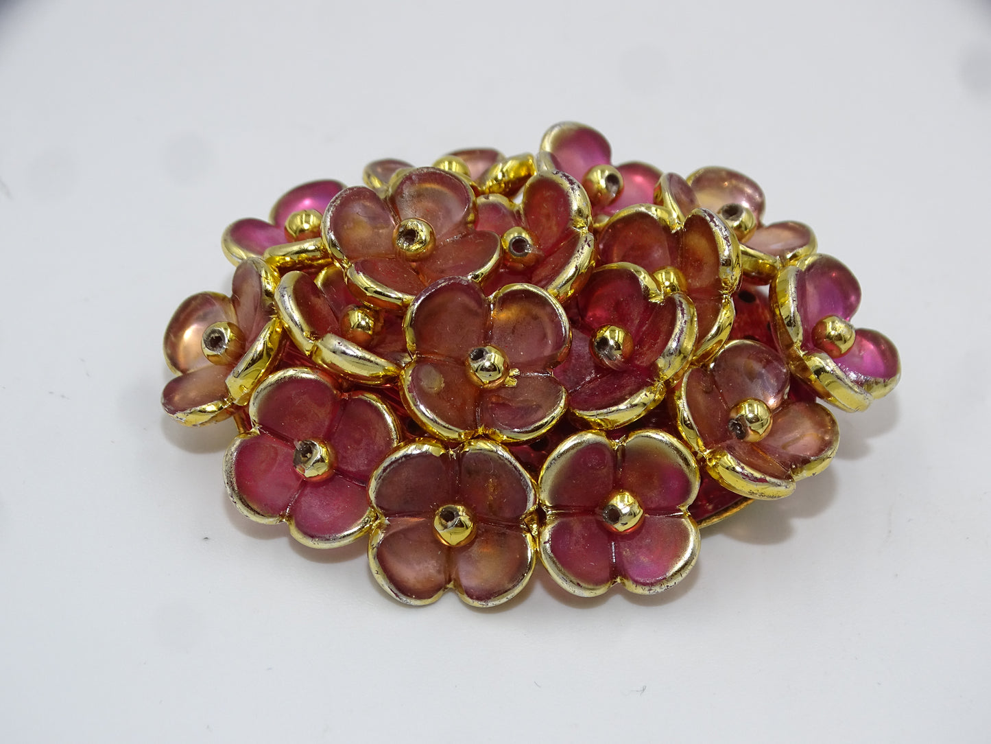 Vintage Rosa Blumen Brosche im Goldton - Eleganter Schmuck mit floralen Akzenten