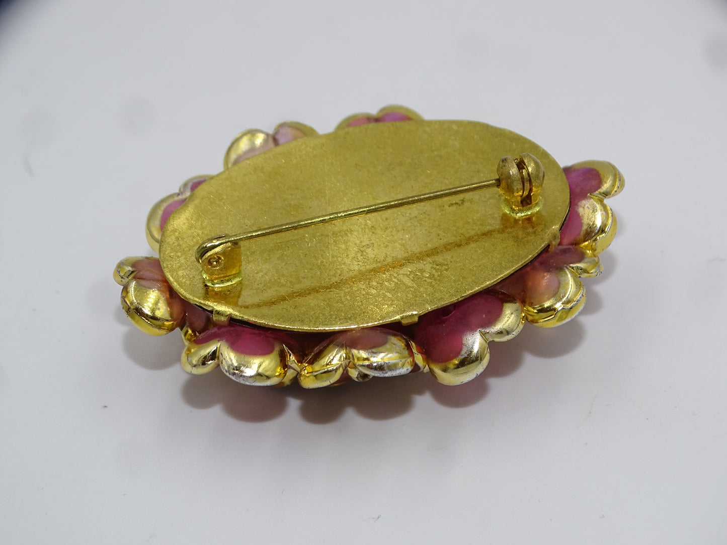 Vintage Rosa Blumen Brosche im Goldton - Eleganter Schmuck mit floralen Akzenten