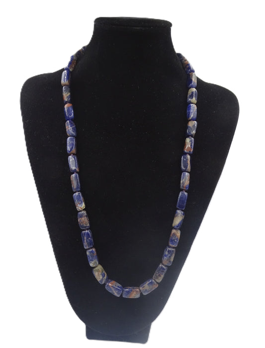 Elegante Kette aus Lapis-Lazuli-Natursteinen mit barocken Süßwasserperlen