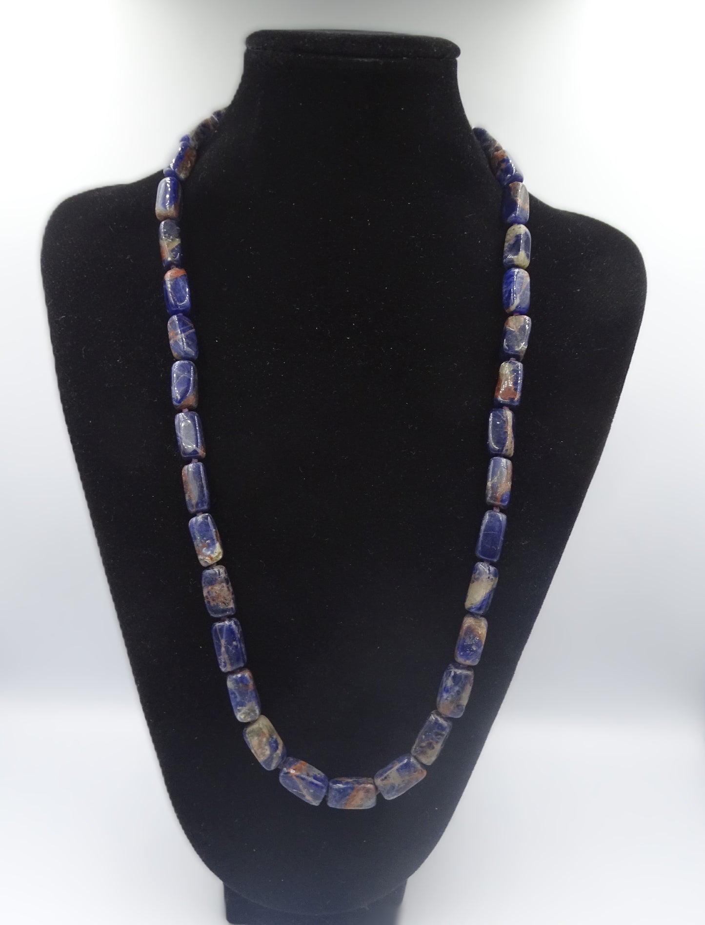 Elegante Kette aus Lapis-Lazuli-Natursteinen mit barocken Süßwasserperlen