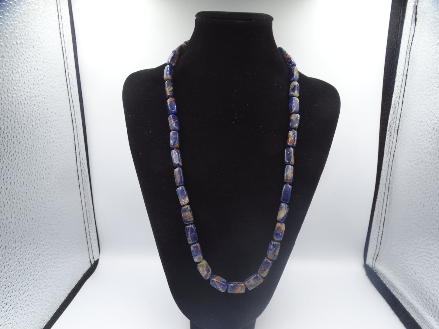 Elegante Kette aus Lapis-Lazuli-Natursteinen mit barocken Süßwasserperlen