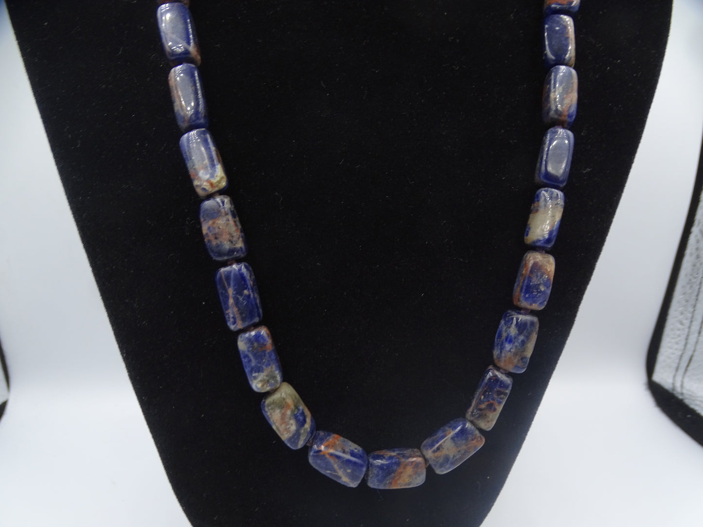 Elegante Kette aus Lapis-Lazuli-Natursteinen mit barocken Süßwasserperlen