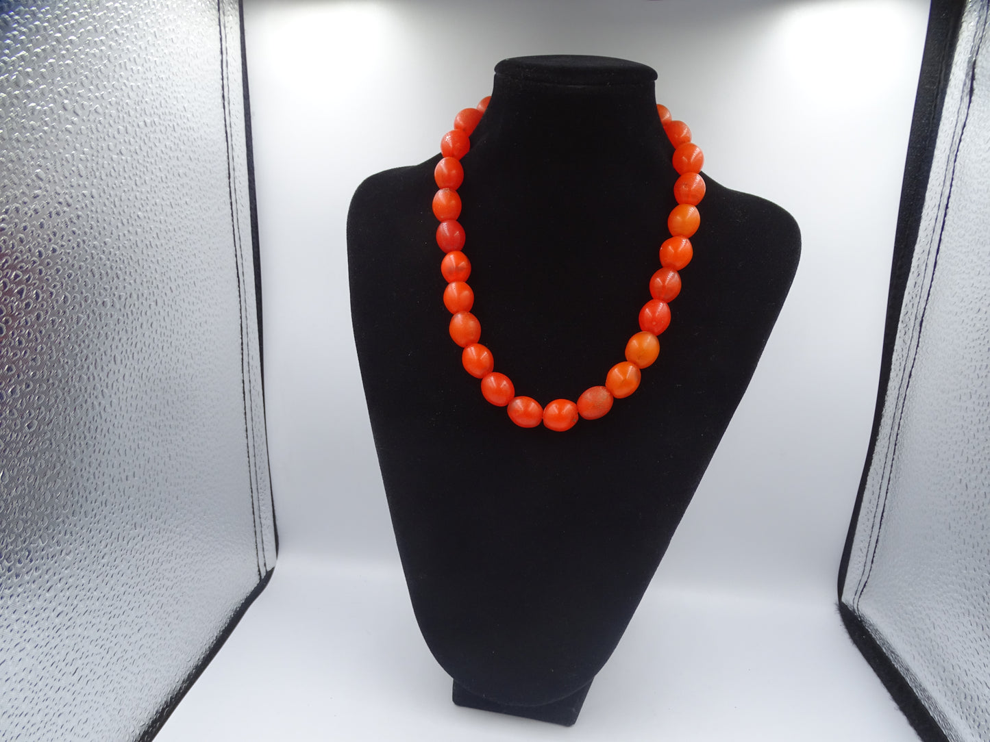 Leuchtend orangefarbene Kugelketten-Halskette mit abgestuften Perlen
