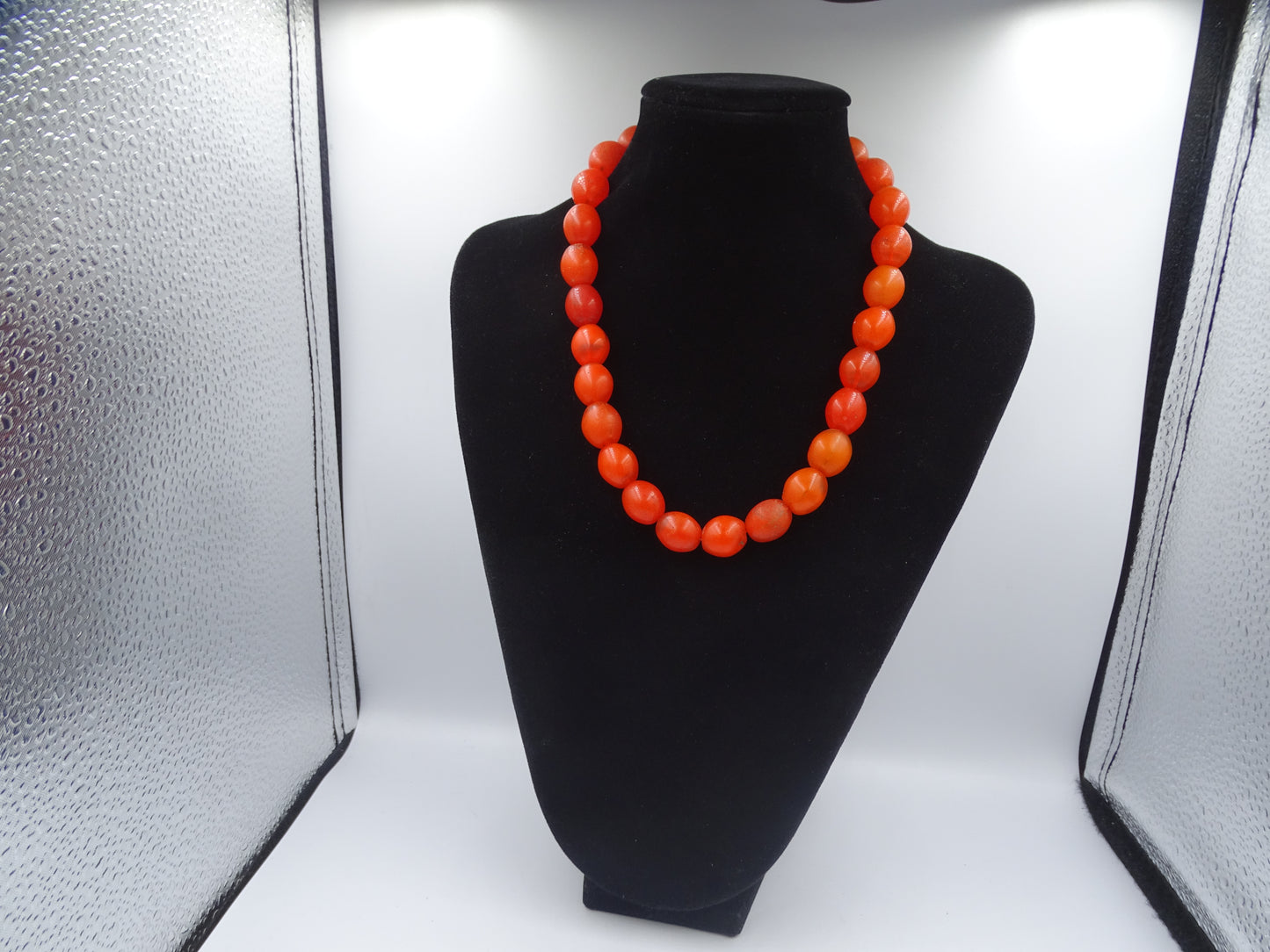 Leuchtend orangefarbene Kugelketten-Halskette mit abgestuften Perlen