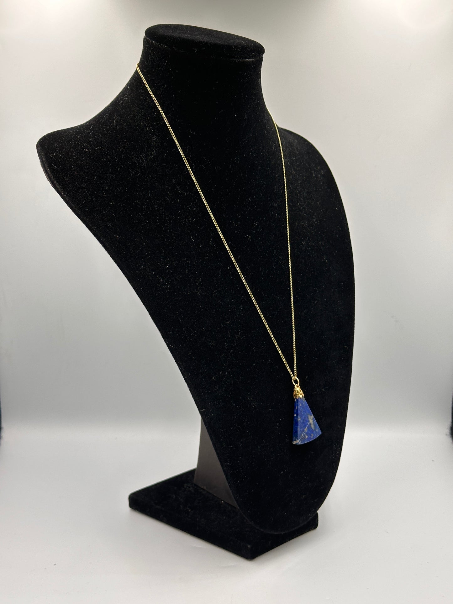 Elegante Vergoldete Halskette mit Lapislazuli-Anhänger