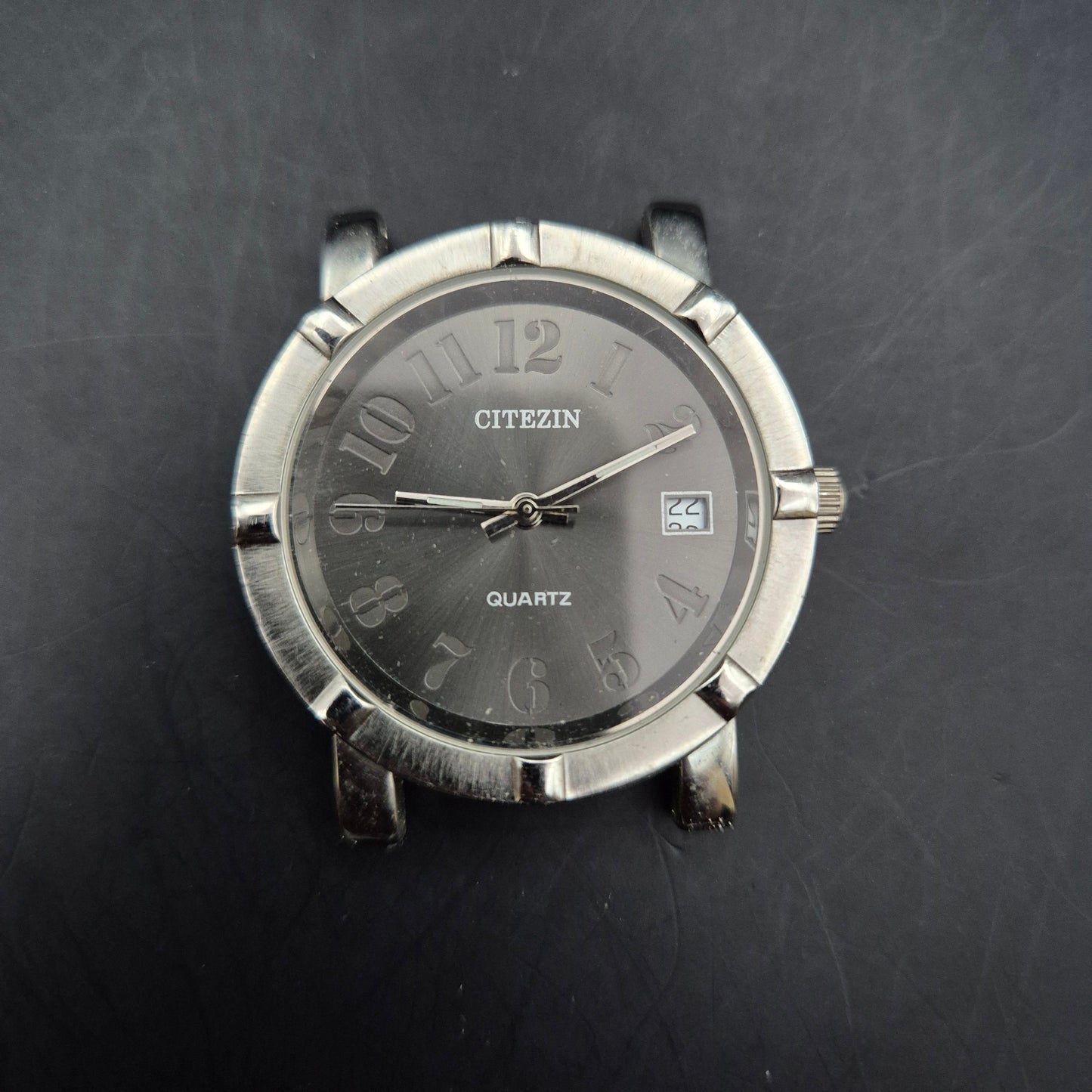 CITEZIN Quartz Herrenuhr Gehäuse – Silberfarben mit Datum und dunklem Zifferblatt