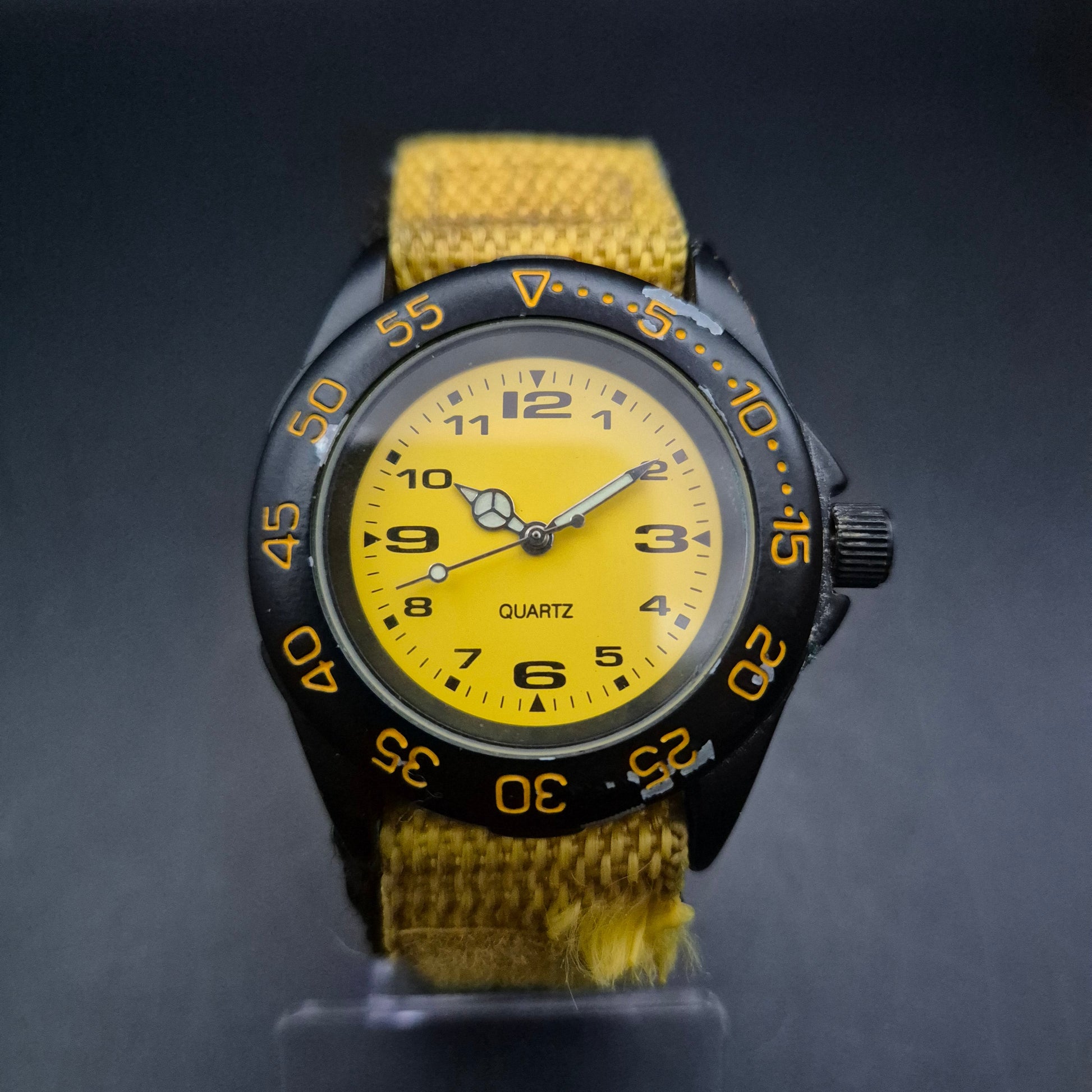 Sportliche Vintage-Quarzuhr | Leuchtend gelbes Zifferblatt