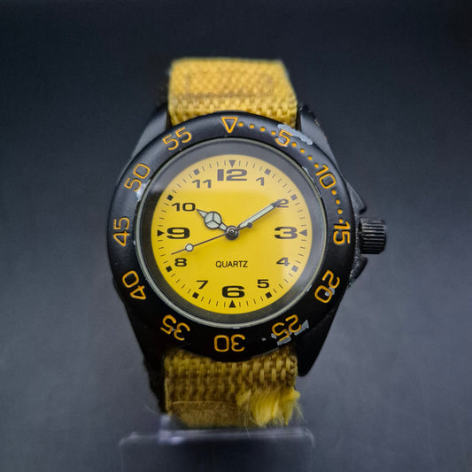 Sportliche Vintage-Quarzuhr | Leuchtend gelbes Zifferblatt
