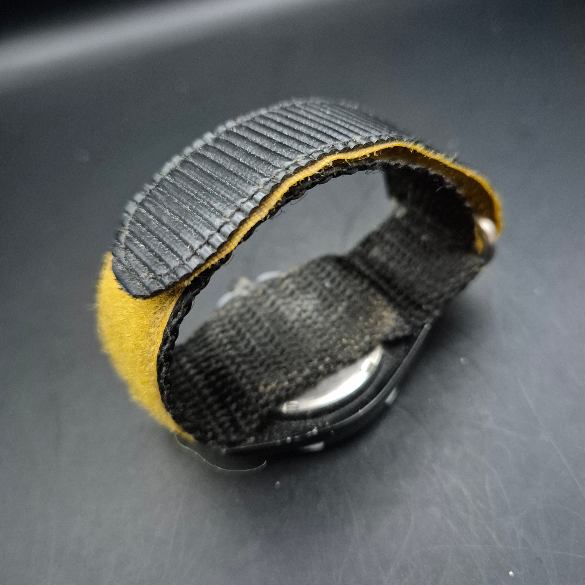 Sportliche Vintage-Quarzuhr | Leuchtend gelbes Zifferblatt - Bild 2