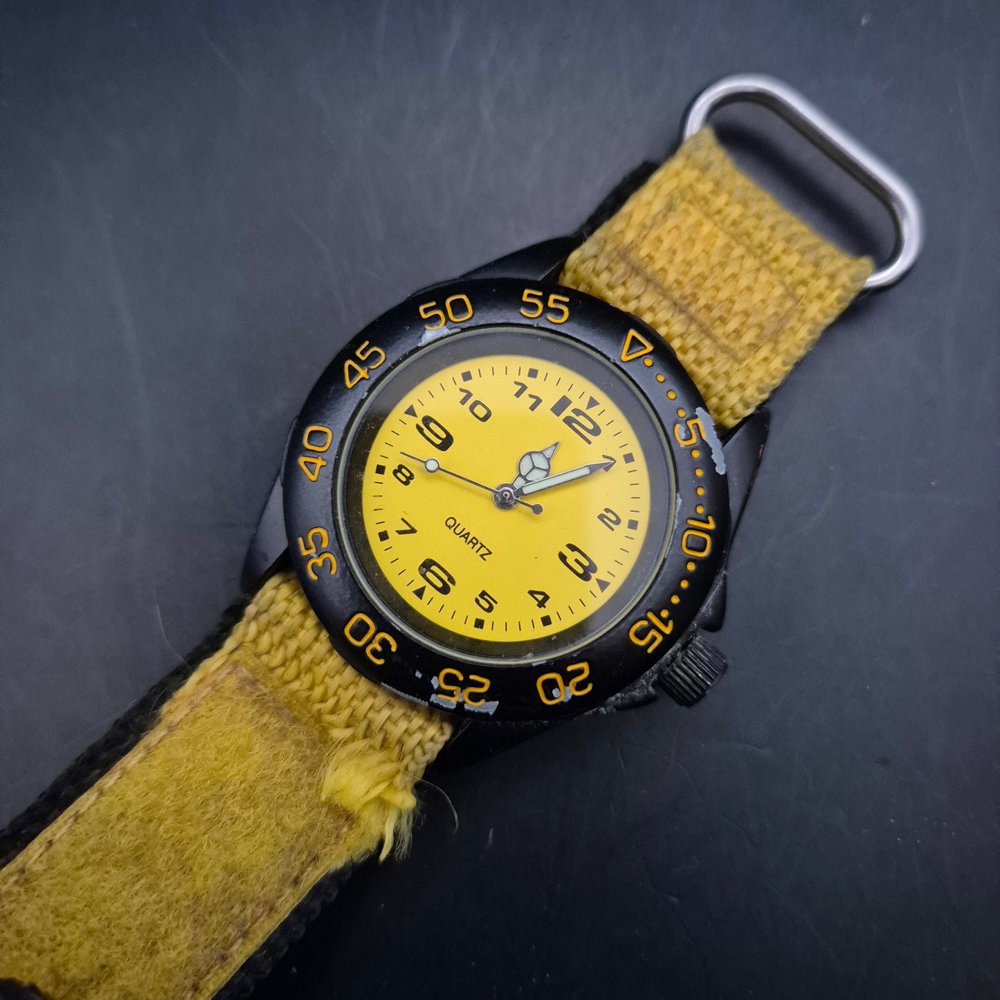 Sportliche Vintage-Quarzuhr | Leuchtend gelbes Zifferblatt - Bild 7