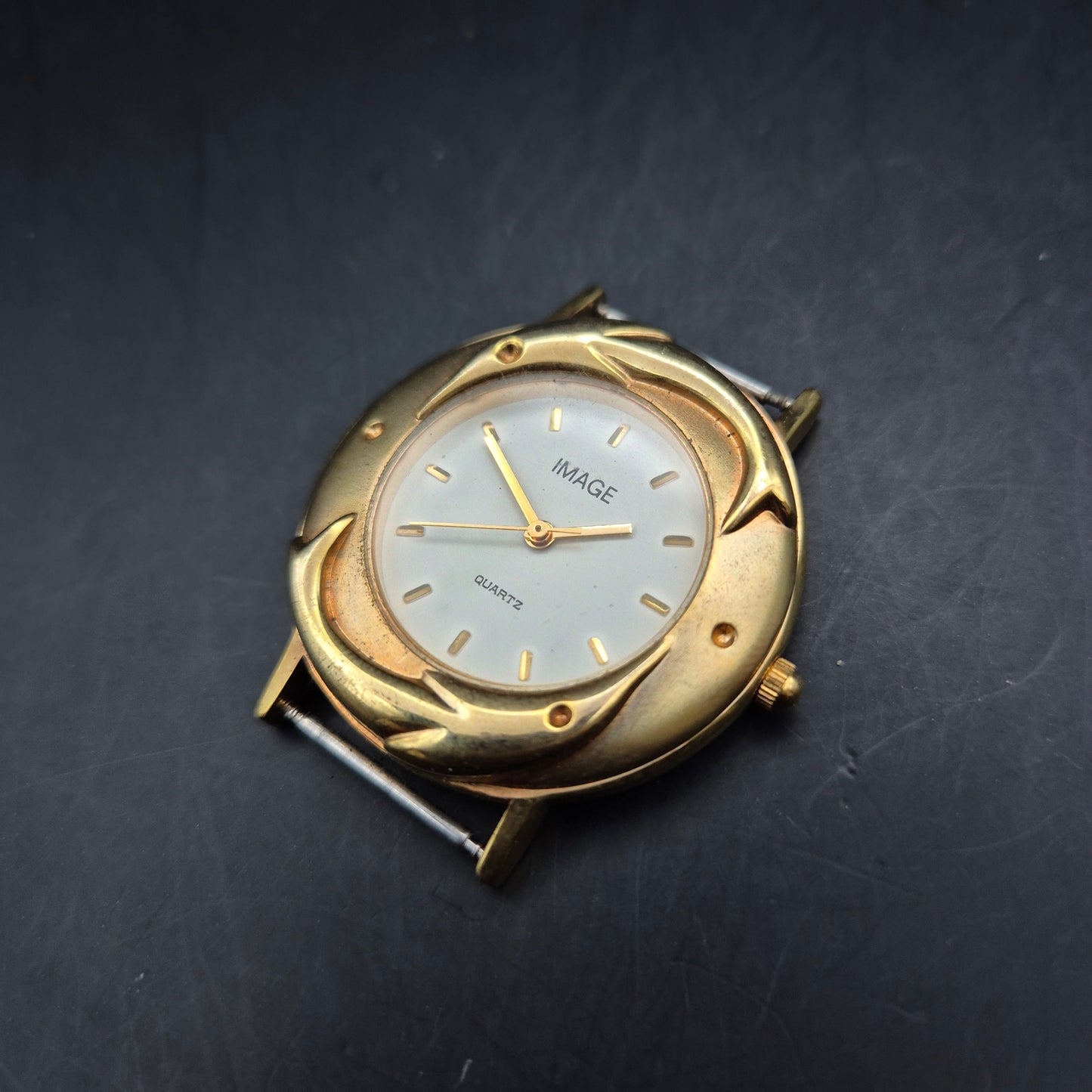 IMAGE Vintage Quarzuhr mit kunstvoller Lünette – Goldfarbenes Gehäuse - Bild 3