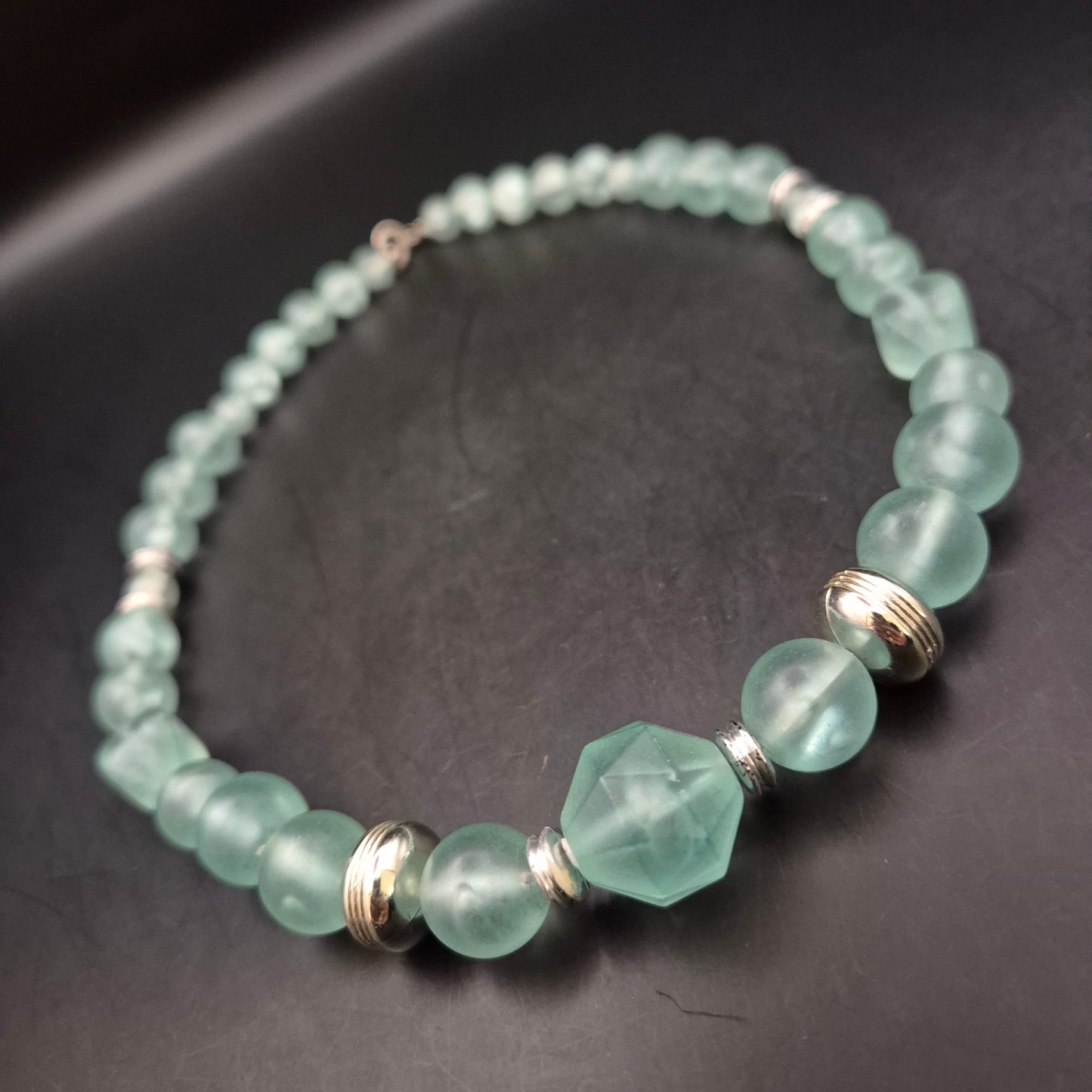 Vintage Glaskette Mintgrün mit Facettenperle & Metallakzenten