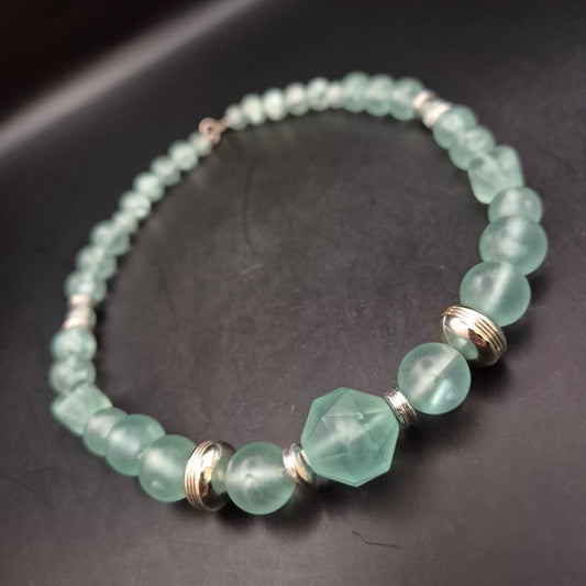 Vintage Glaskette Mintgrün mit Facettenperle & Metallakzenten