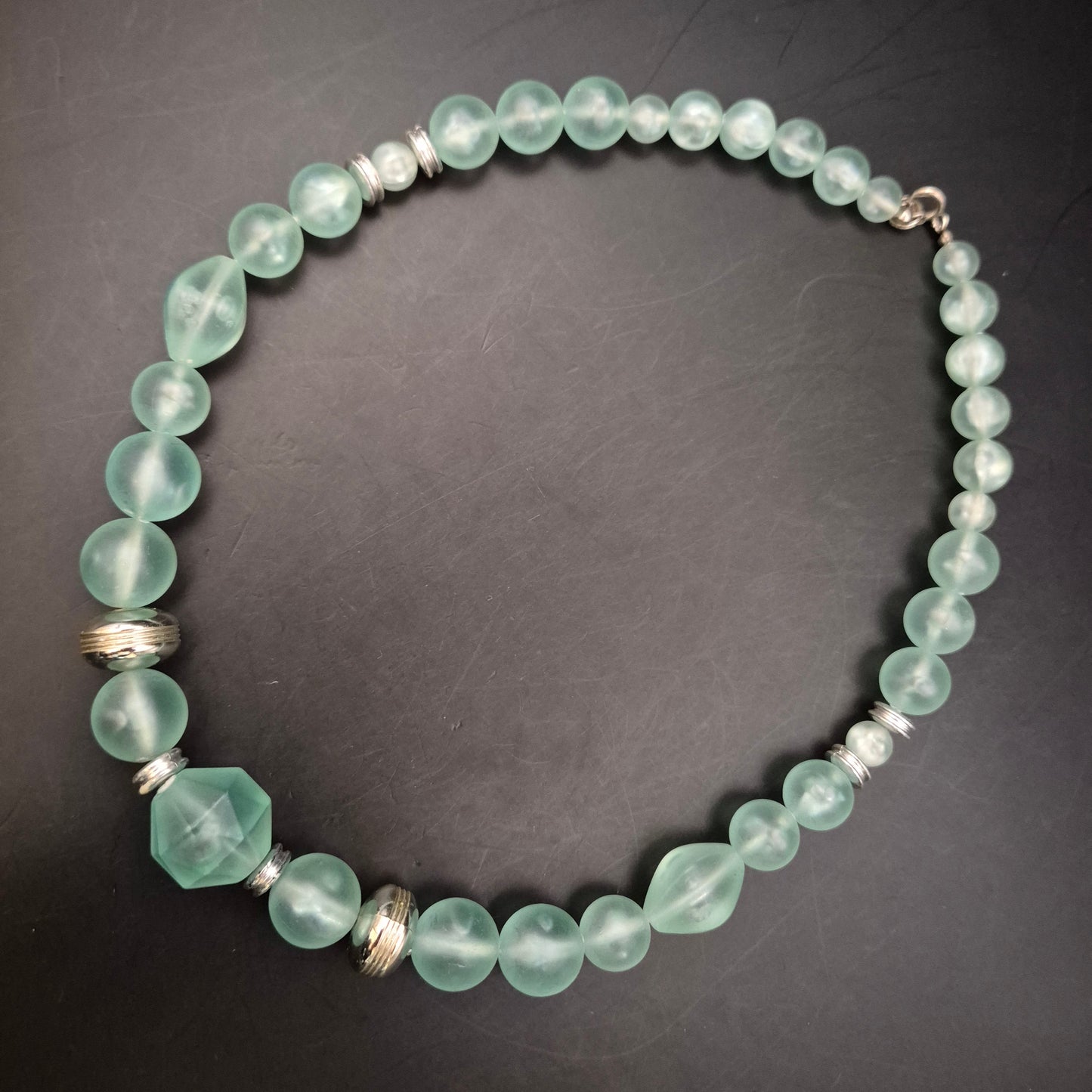 Vintage Glaskette Mintgrün mit Facettenperle & Metallakzenten - Bild 2