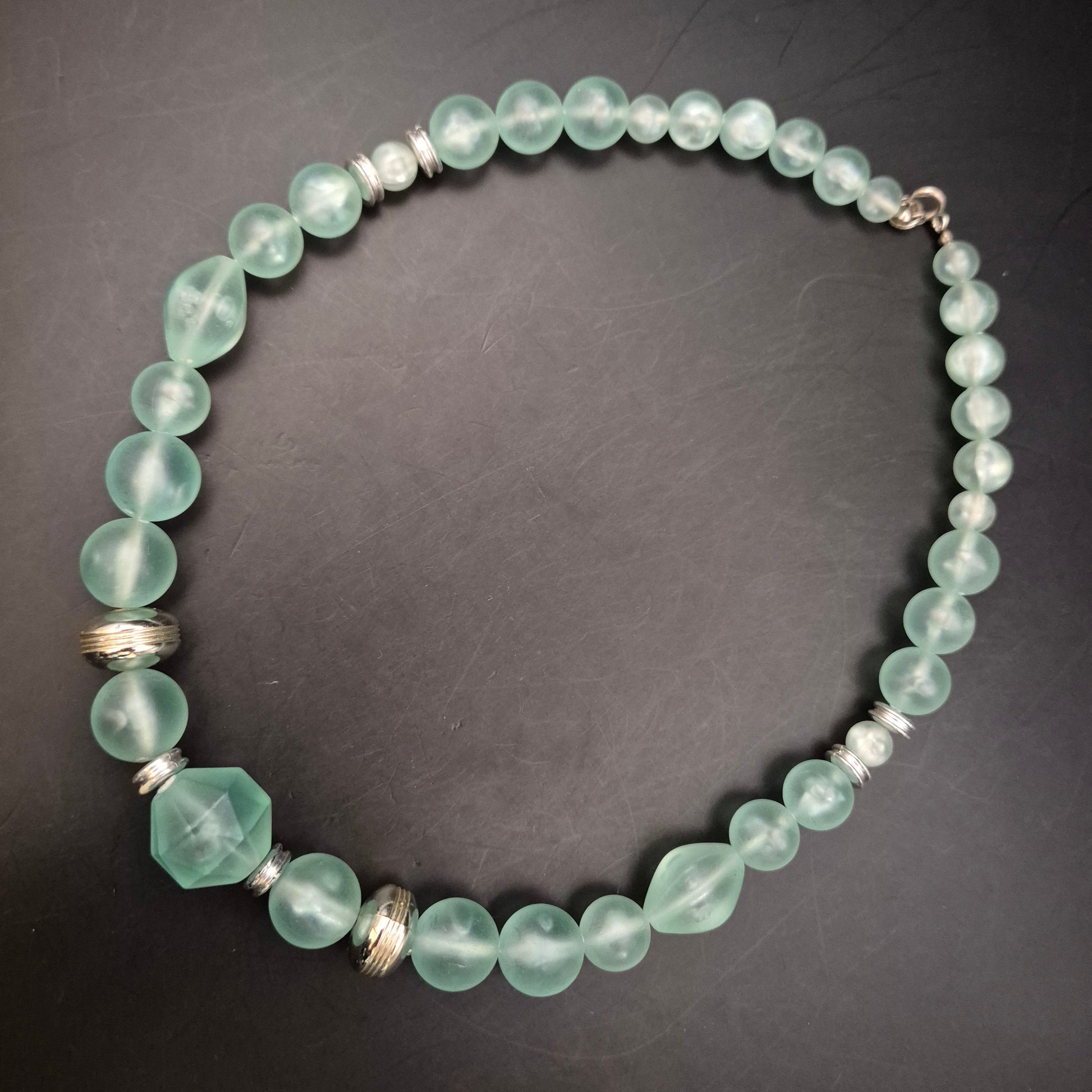 Vintage Glaskette Mintgrün mit Facettenperle & Metallakzenten - Bild 2