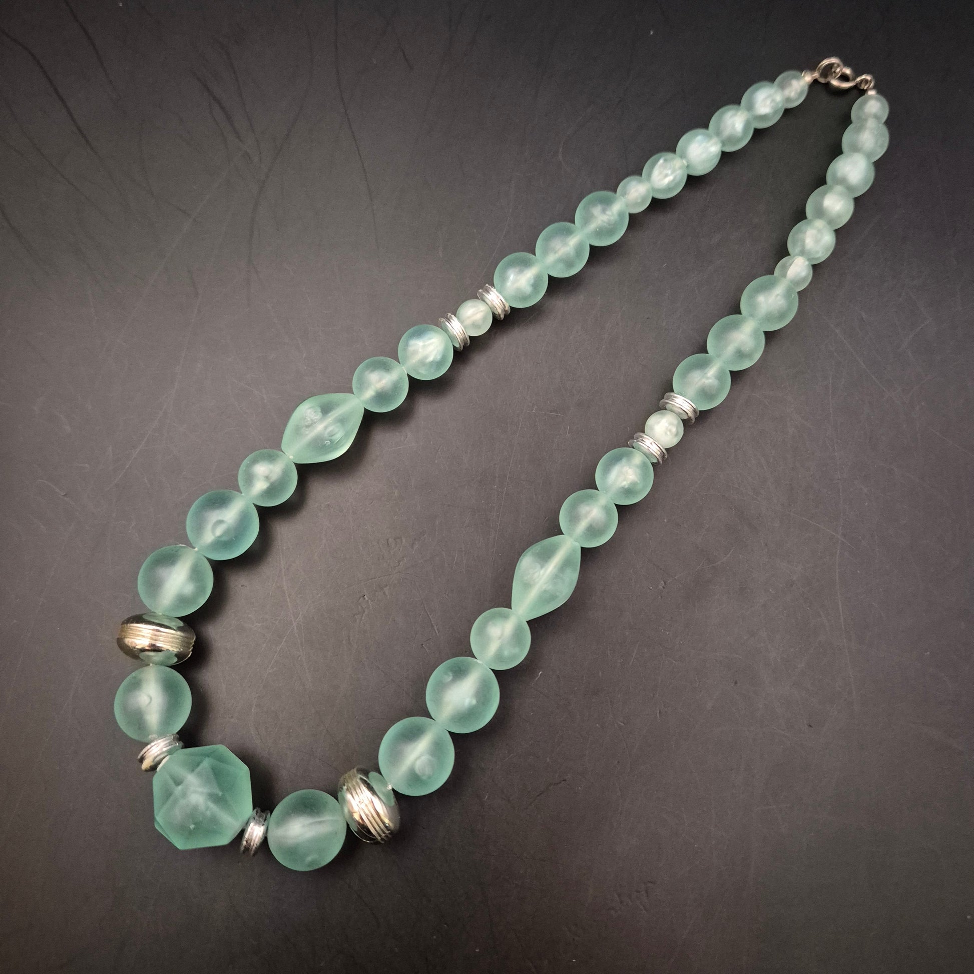 Vintage Glaskette Mintgrün mit Facettenperle & Metallakzenten - Bild 4