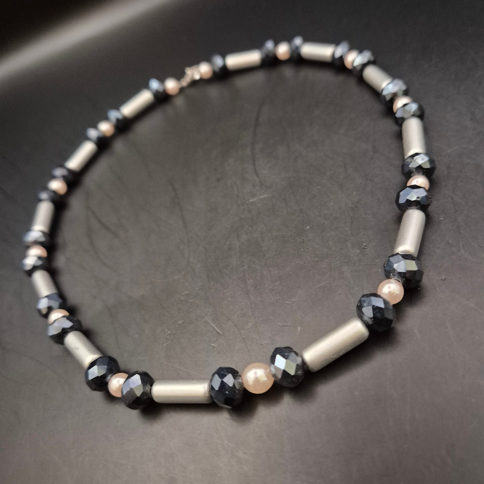 Elegante Vintage Halskette mit Silberröhren, facettierten Perlen & Roséperlen