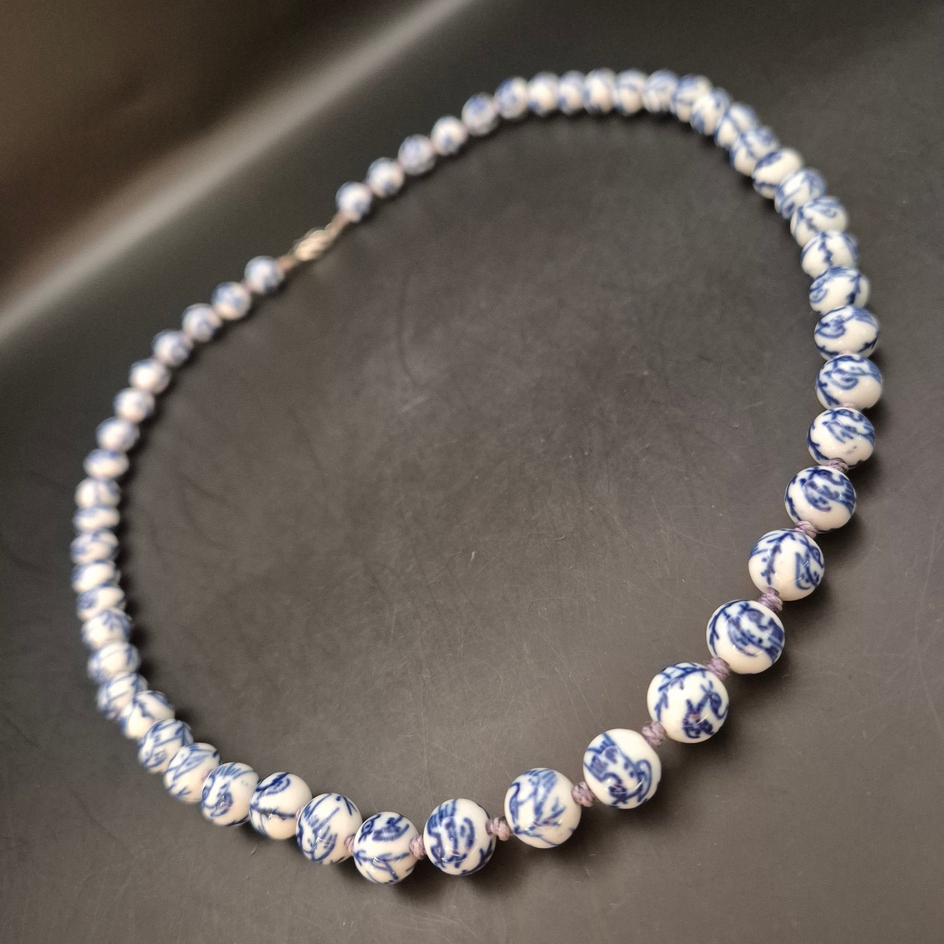 Vintage Keramikperlenkette Blau-Weiß im Chinoiserie-Stil