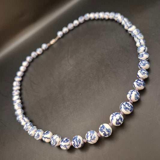 Vintage Keramikperlenkette Blau-Weiß im Chinoiserie-Stil