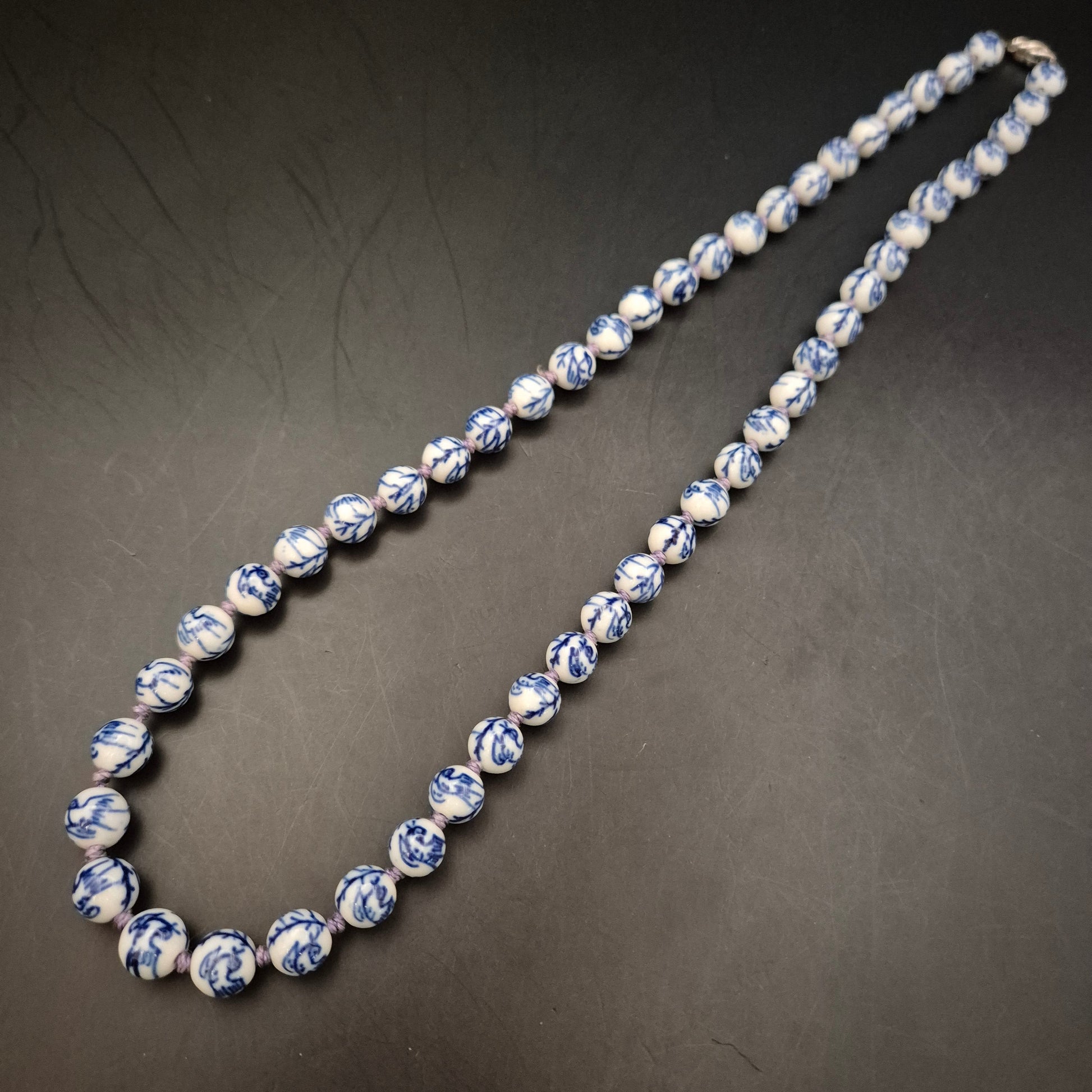 Vintage Keramikperlenkette Blau-Weiß im Chinoiserie-Stil - Bild 2