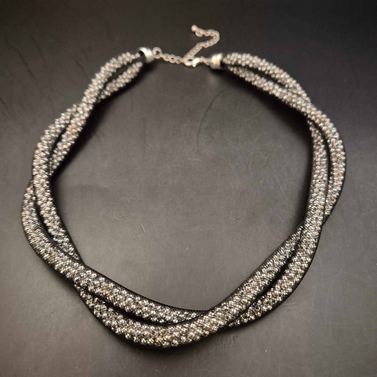 Elegante Collier-Halskette in gedrehtem Design mit Glitzerdetails
