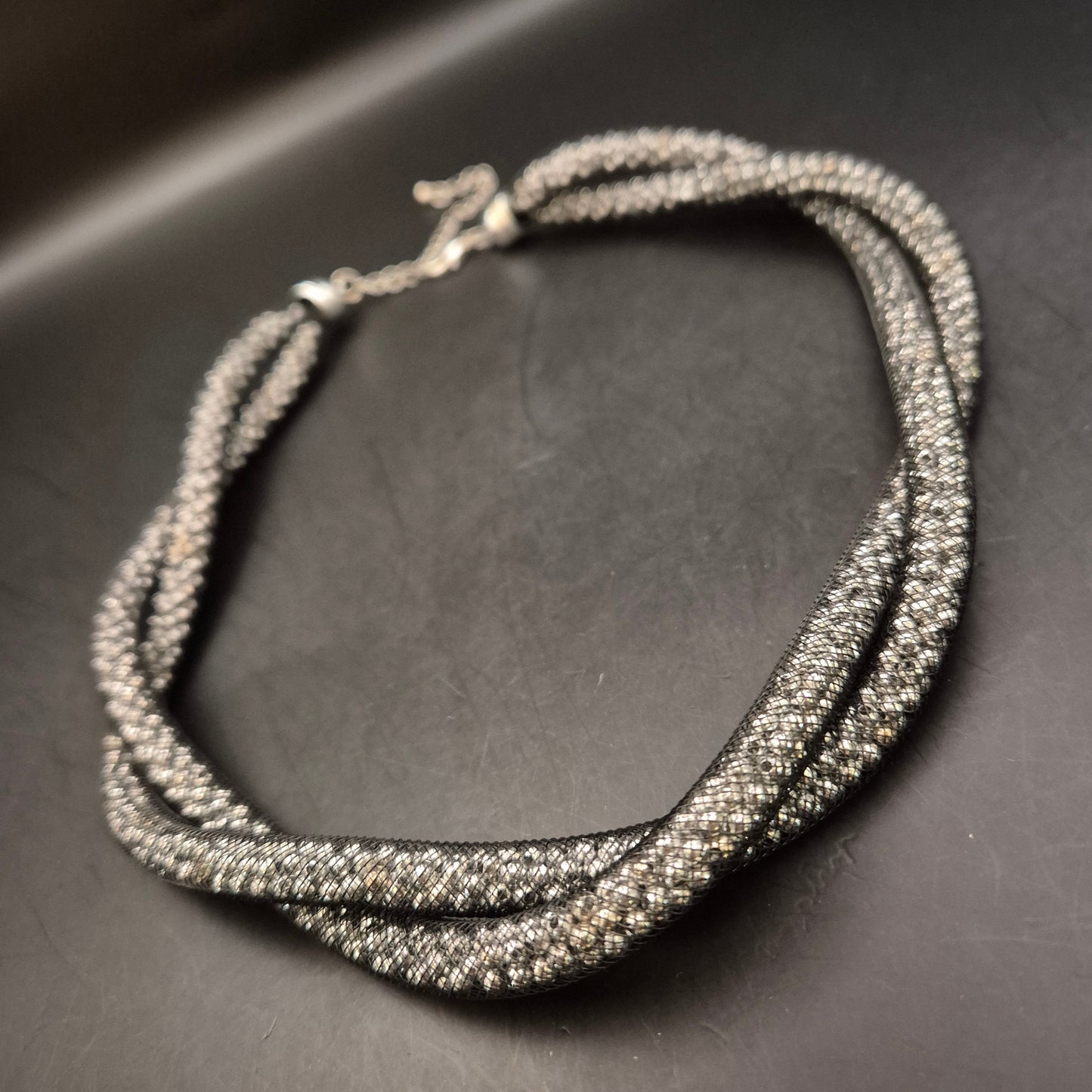 Elegante Collier-Halskette in gedrehtem Design mit Glitzerdetails - Bild 2