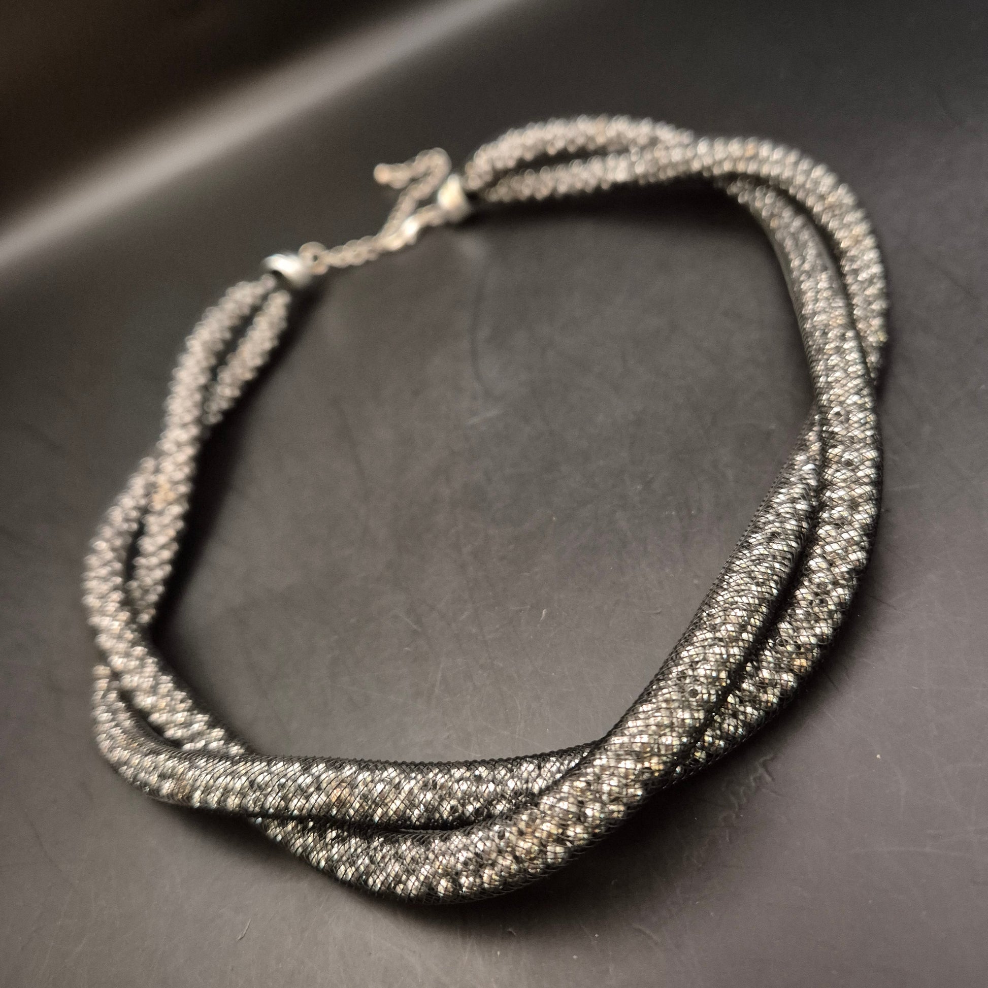 Elegante Collier-Halskette in gedrehtem Design mit Glitzerdetails - Bild 2