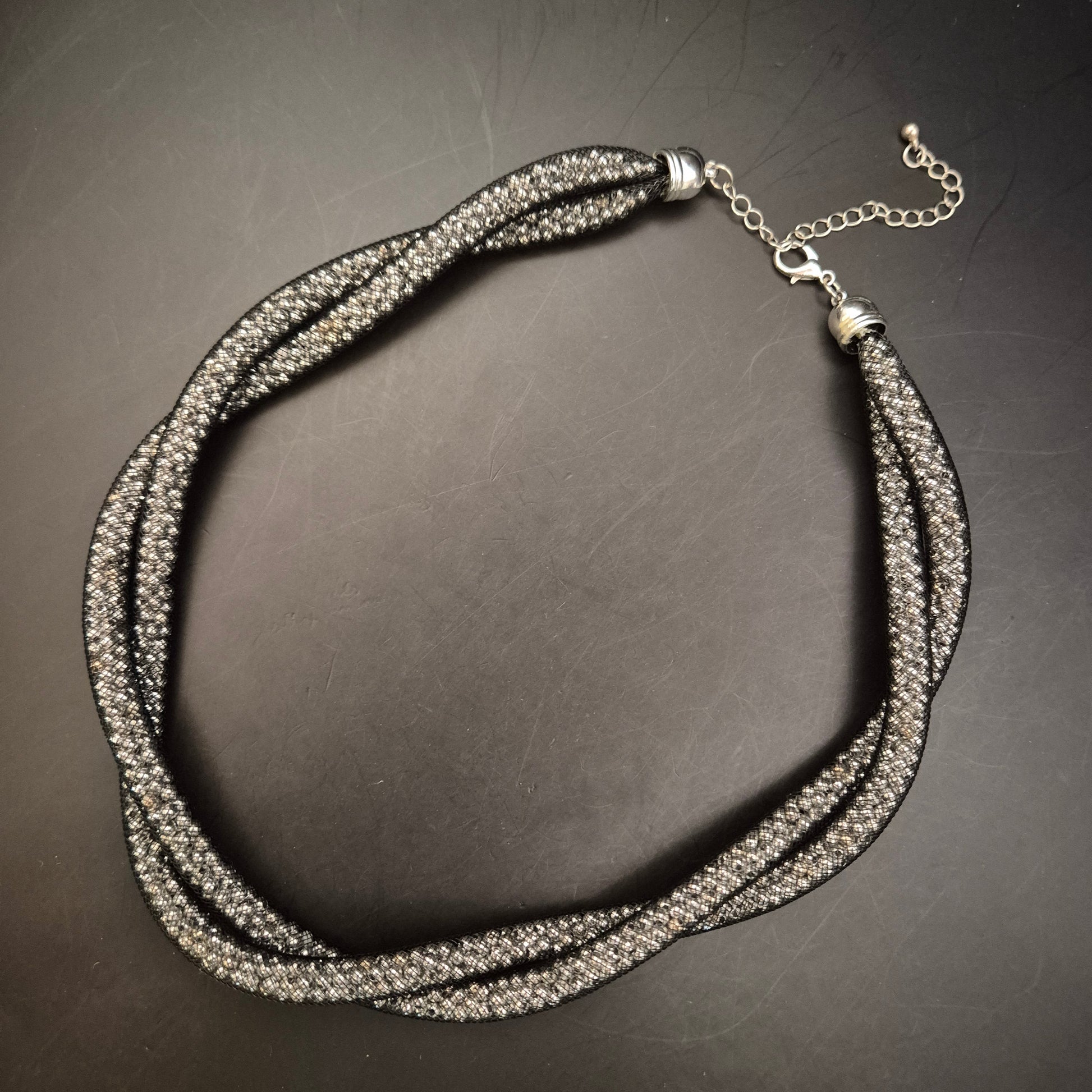 Elegante Collier-Halskette in gedrehtem Design mit Glitzerdetails - Bild 3