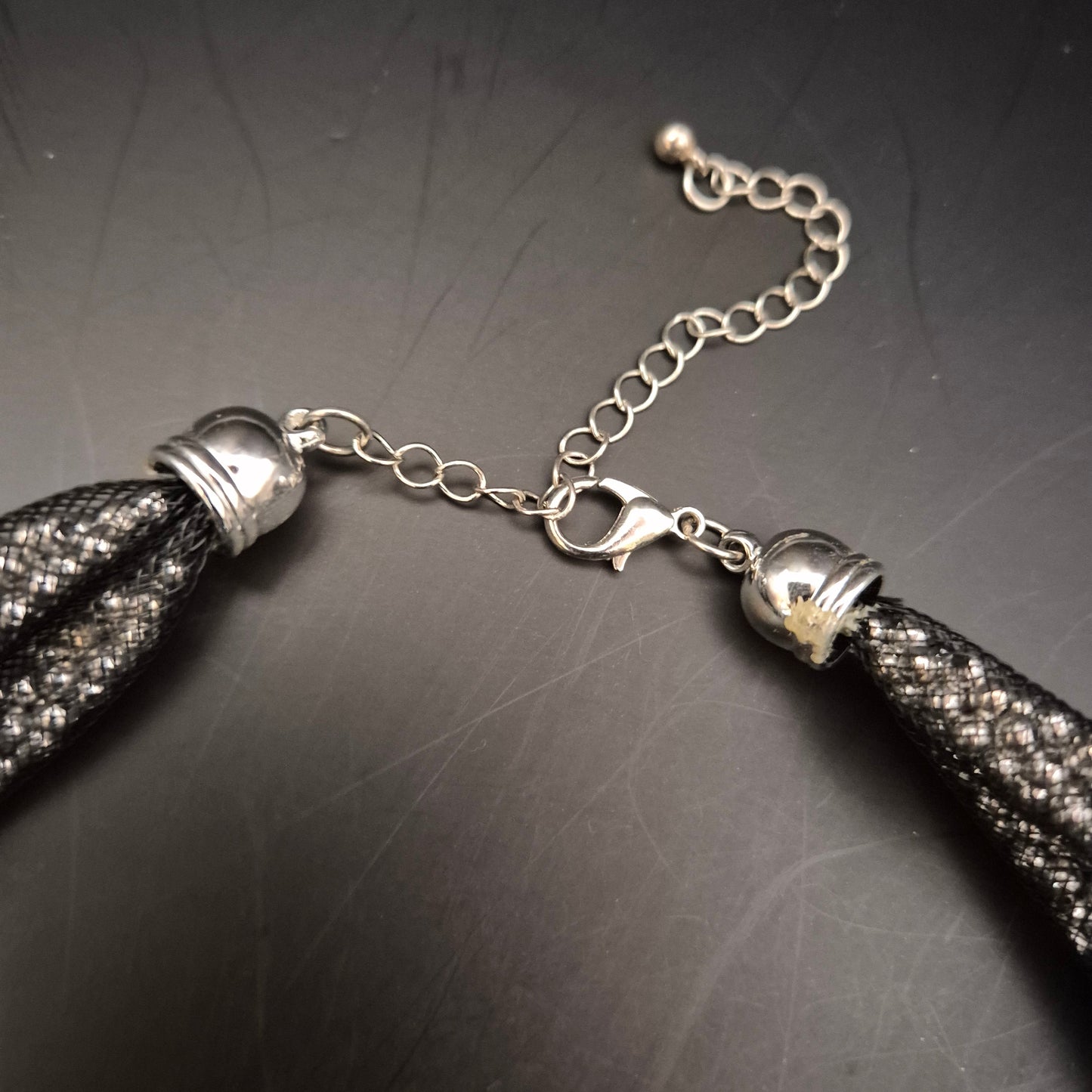 Elegante Collier-Halskette in gedrehtem Design mit Glitzerdetails - Bild 4