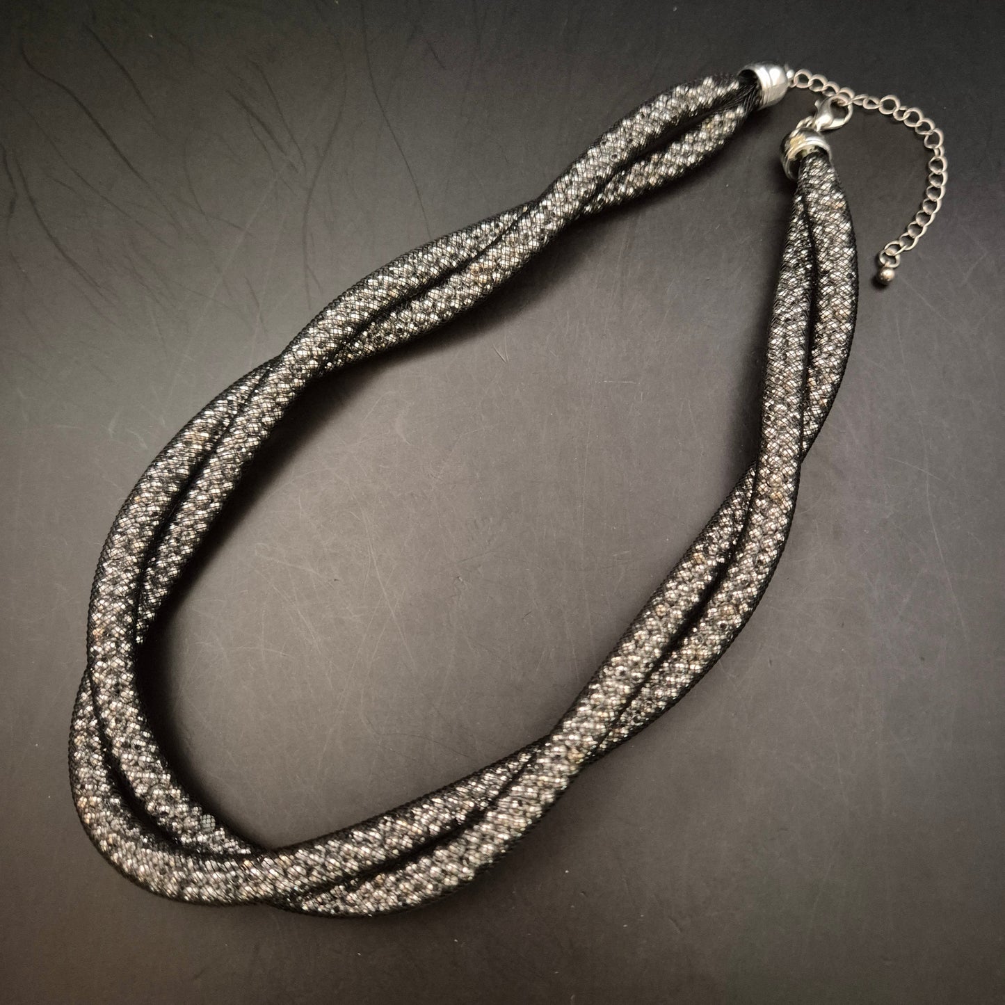 Elegante Collier-Halskette in gedrehtem Design mit Glitzerdetails - Bild 5
