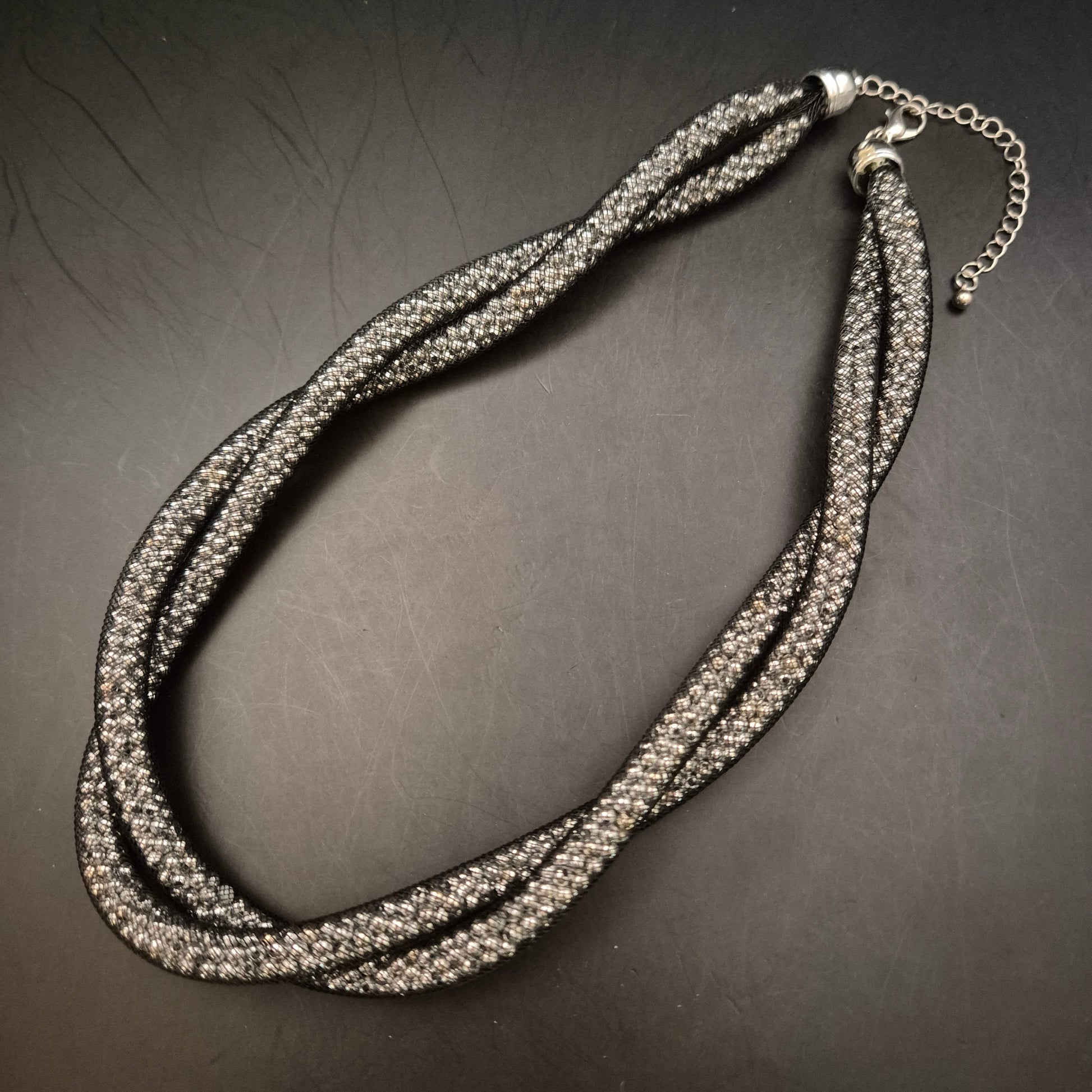 Elegante Collier-Halskette in gedrehtem Design mit Glitzerdetails - Bild 5