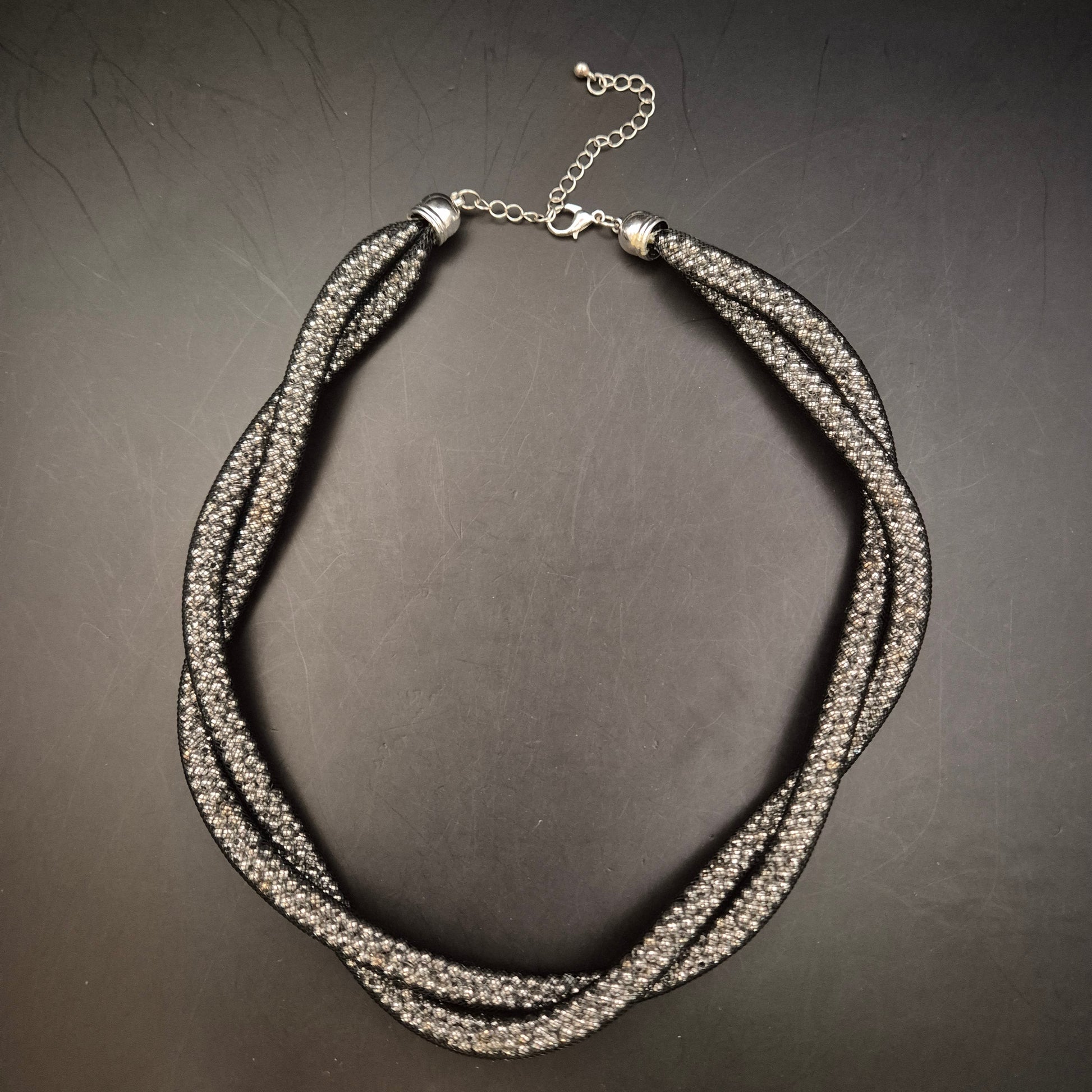 Elegante Collier-Halskette in gedrehtem Design mit Glitzerdetails - Bild 6