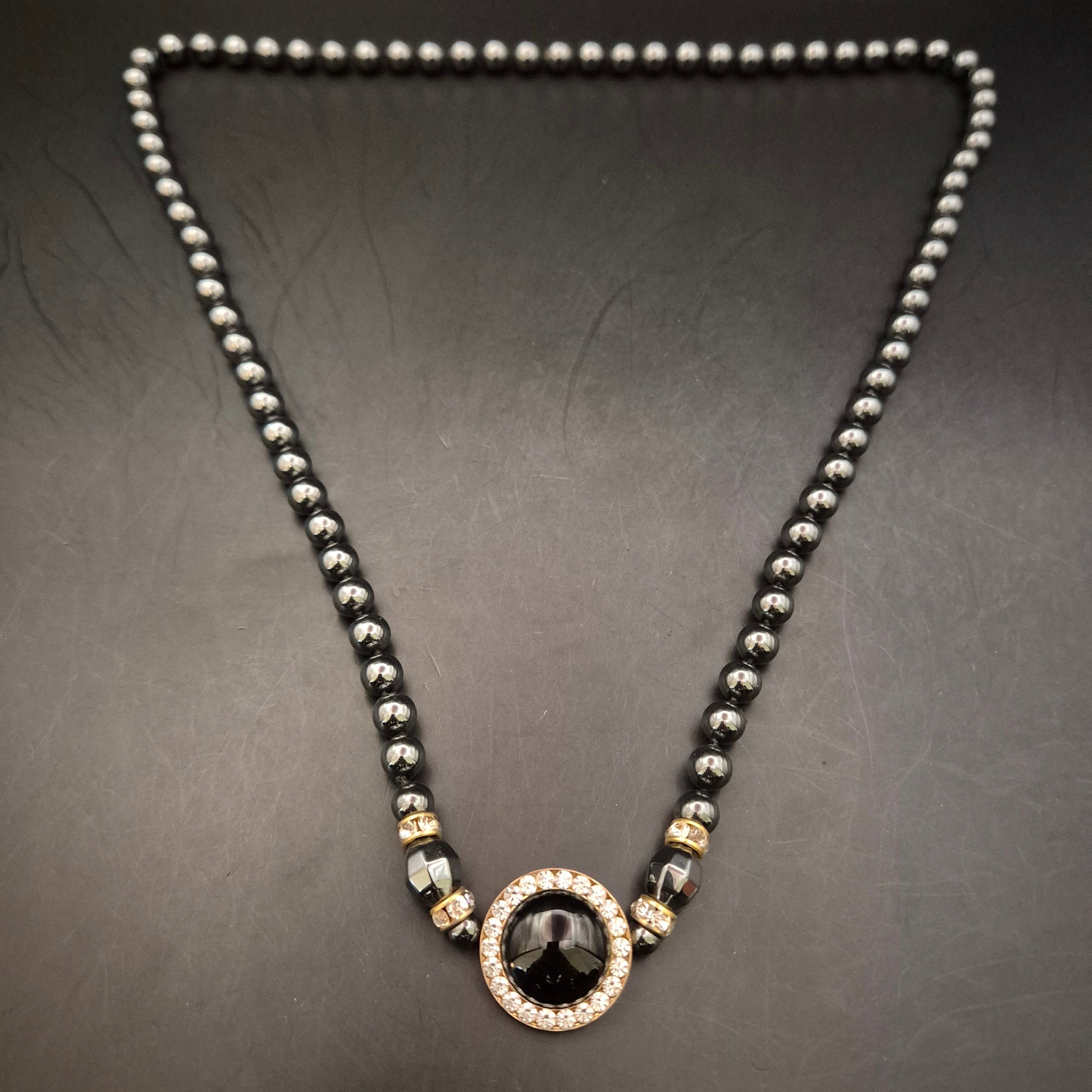 Elegante Vintage Halskette: Glänzende Perlen mit Strass-Anhänger