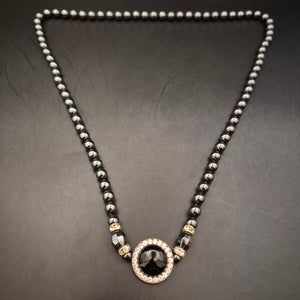 Elegante Vintage Halskette: Glänzende Perlen mit Strass-Anhänger