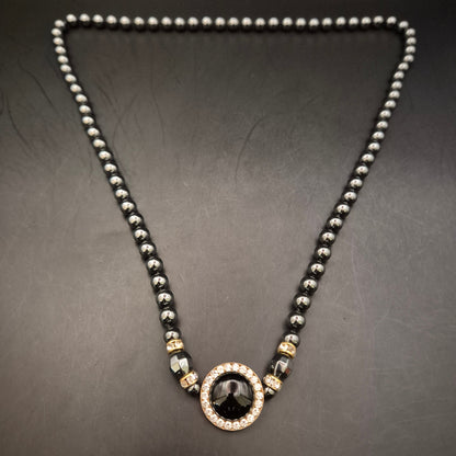 Elegante Vintage Halskette: Glänzende Perlen mit Strass-Anhänger