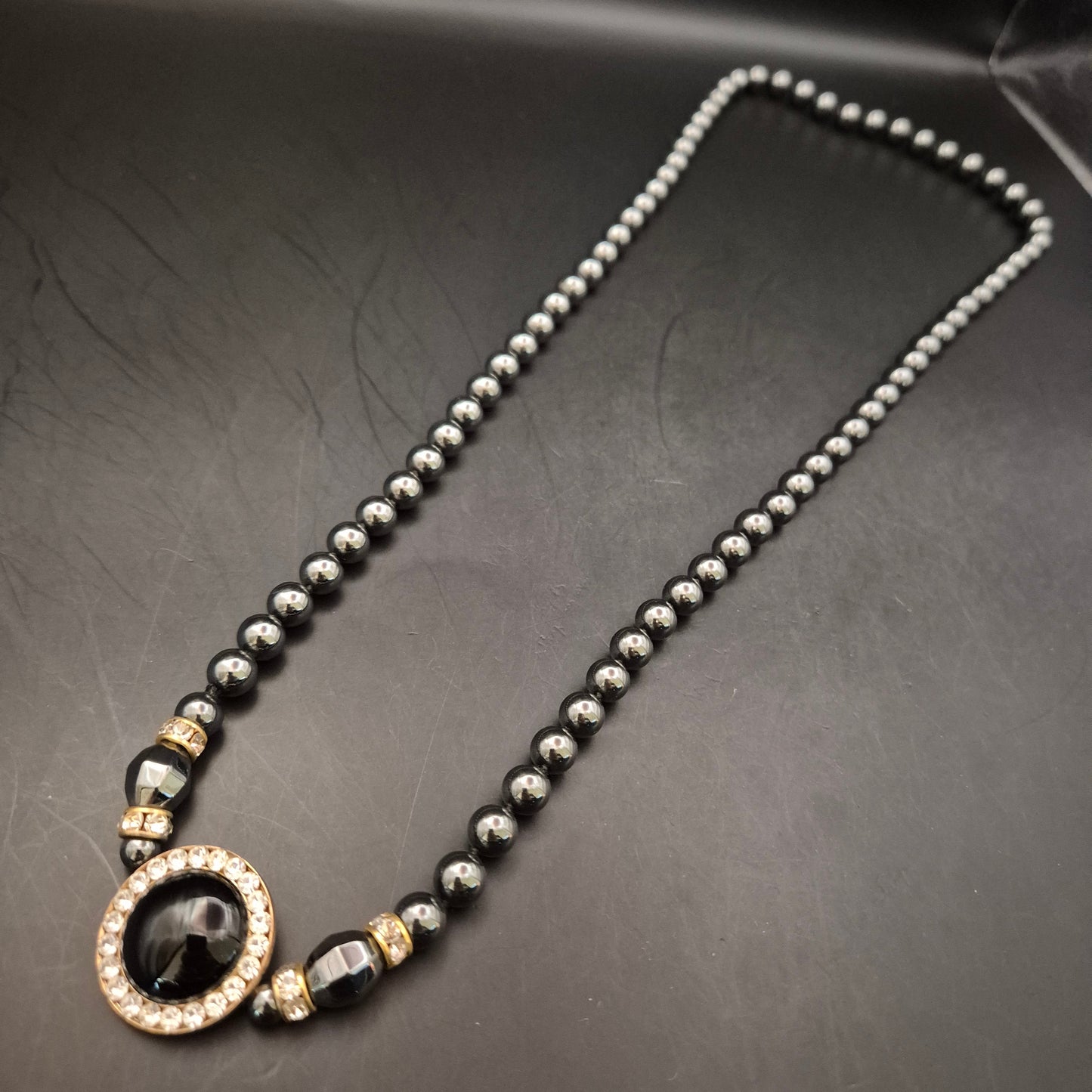 Elegante Vintage Halskette: Glänzende Perlen mit Strass-Anhänger - Bild 2