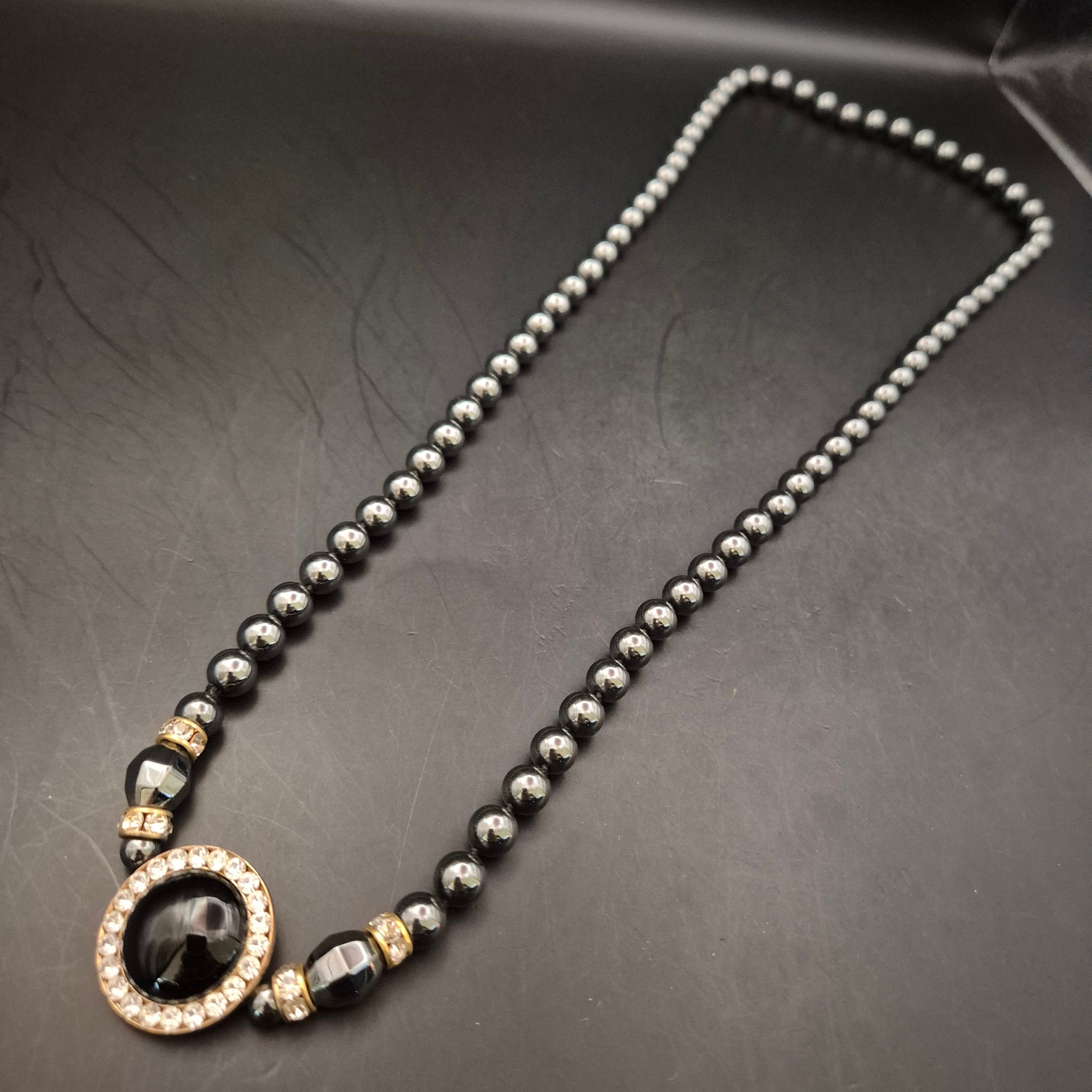 Elegante Vintage Halskette: Glänzende Perlen mit Strass-Anhänger - Bild 2