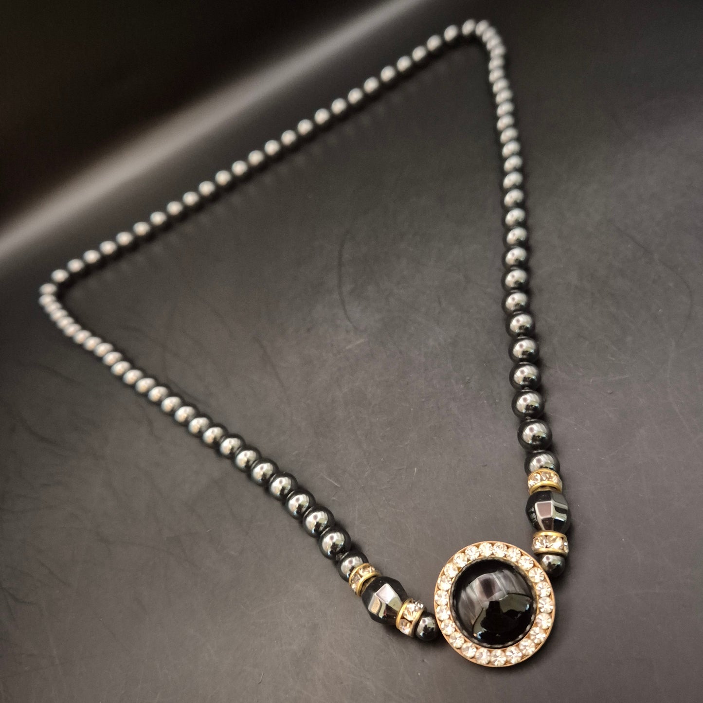 Elegante Vintage Halskette: Glänzende Perlen mit Strass-Anhänger - Bild 4