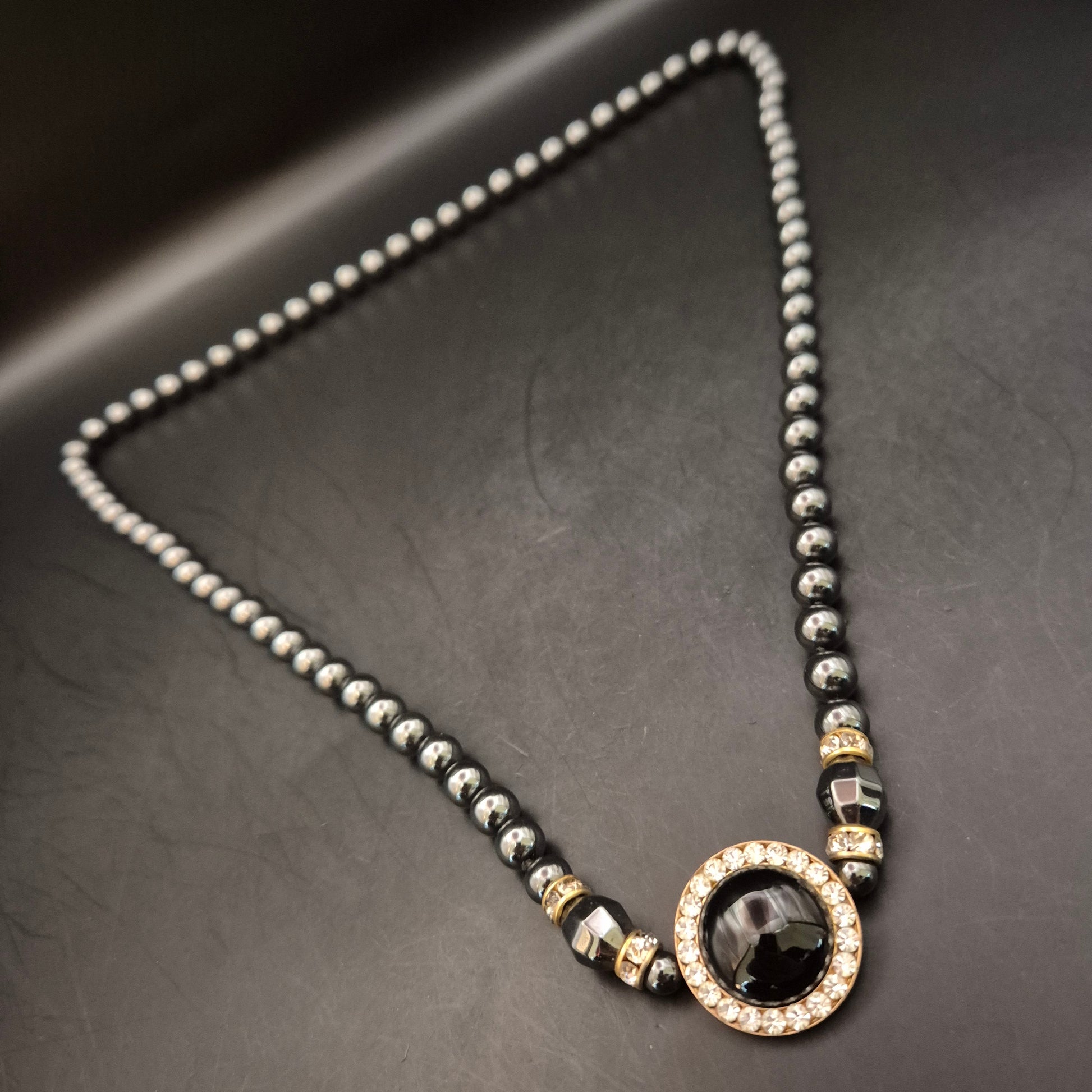 Elegante Vintage Halskette: Glänzende Perlen mit Strass-Anhänger - Bild 4