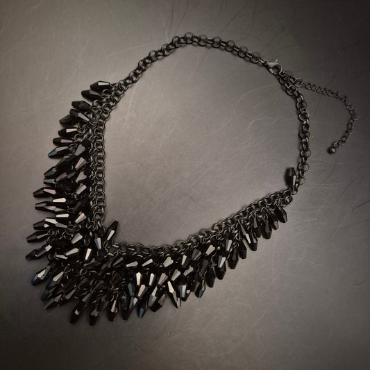 Elegante Statement Kette mit facettierten schwarzen Glasperlen