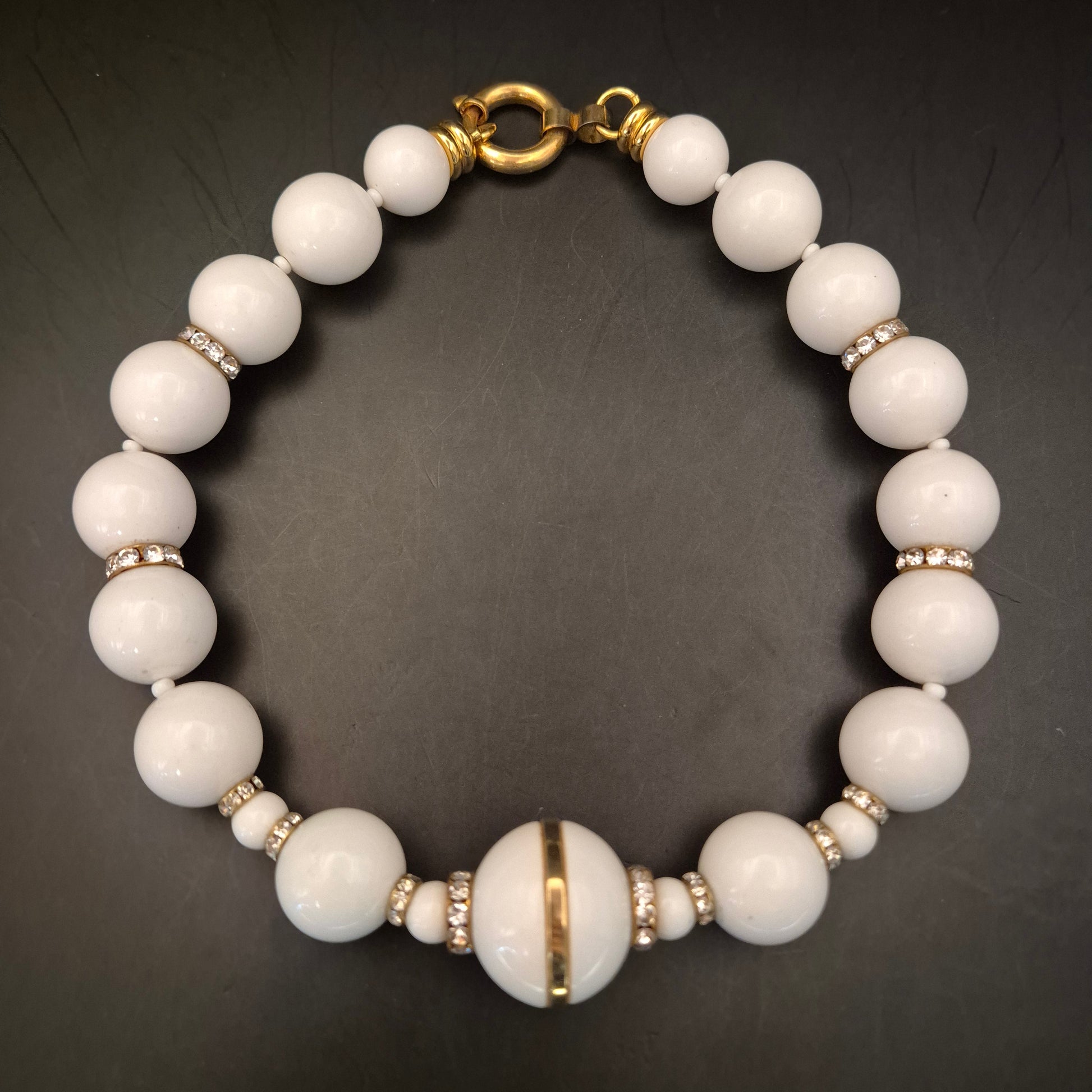 Elegante Vintage Halskette mit weißen Perlen & Strass Akzenten