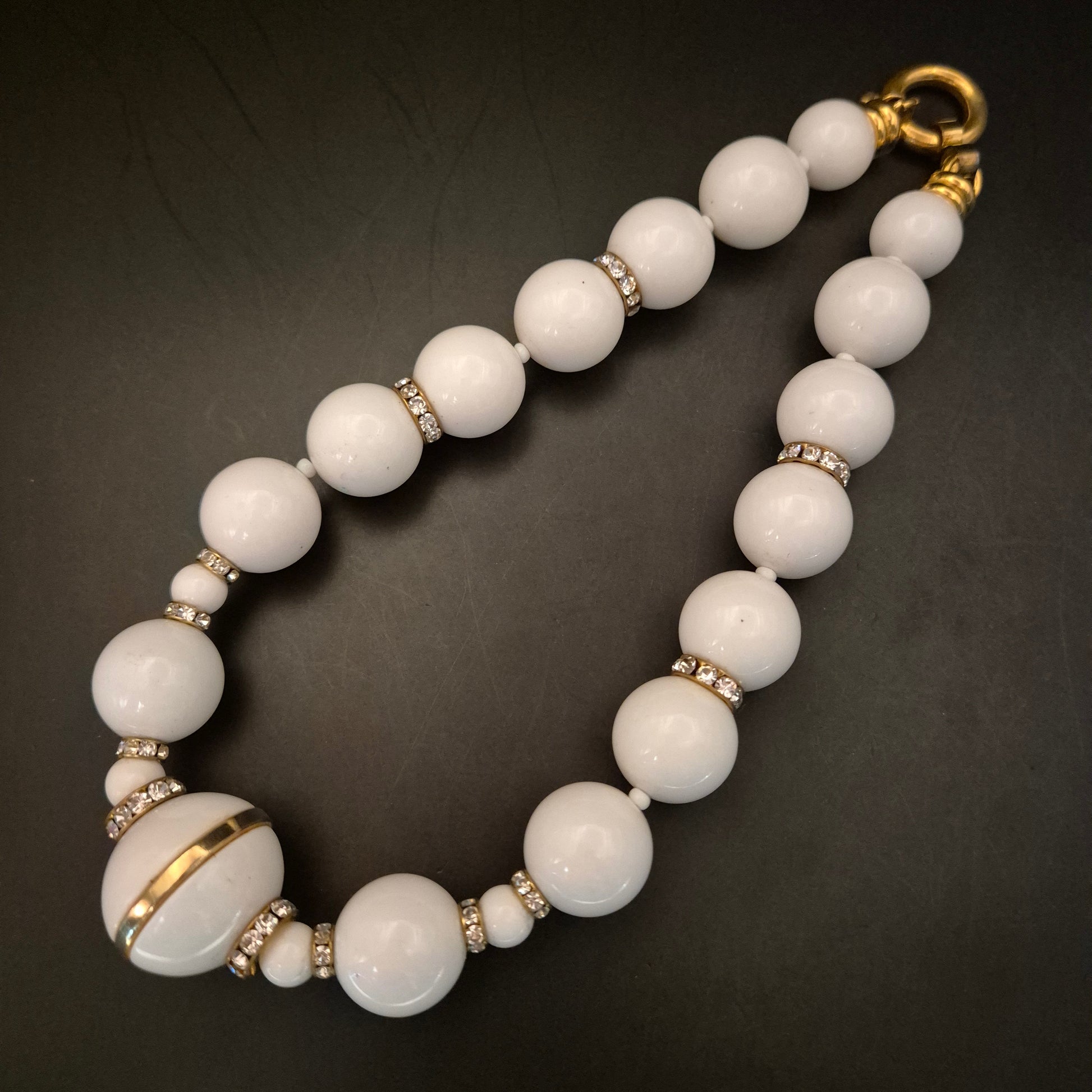 Elegante Vintage Halskette mit weißen Perlen & Strass Akzenten - Bild 2