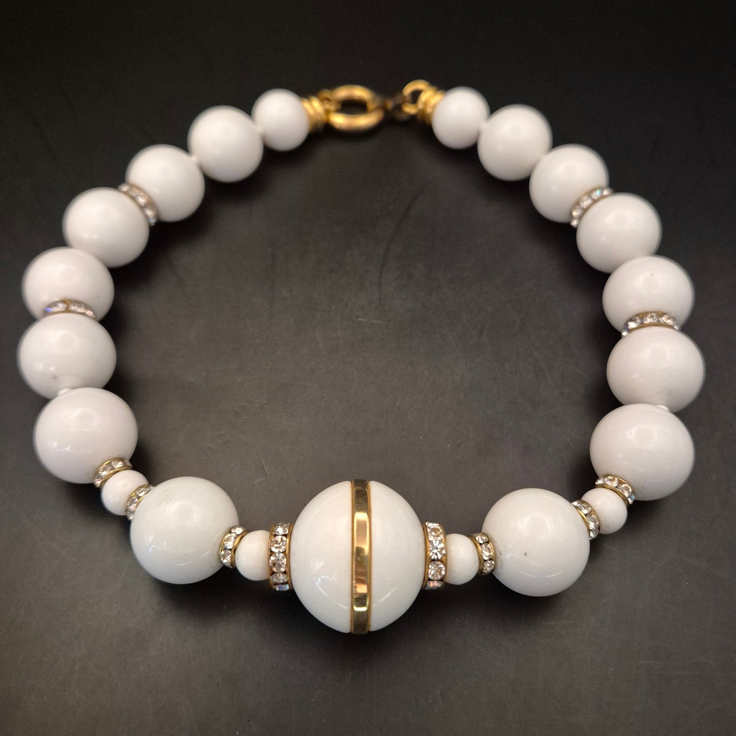 Elegante Vintage Halskette mit weißen Perlen & Strass Akzenten - Bild 3