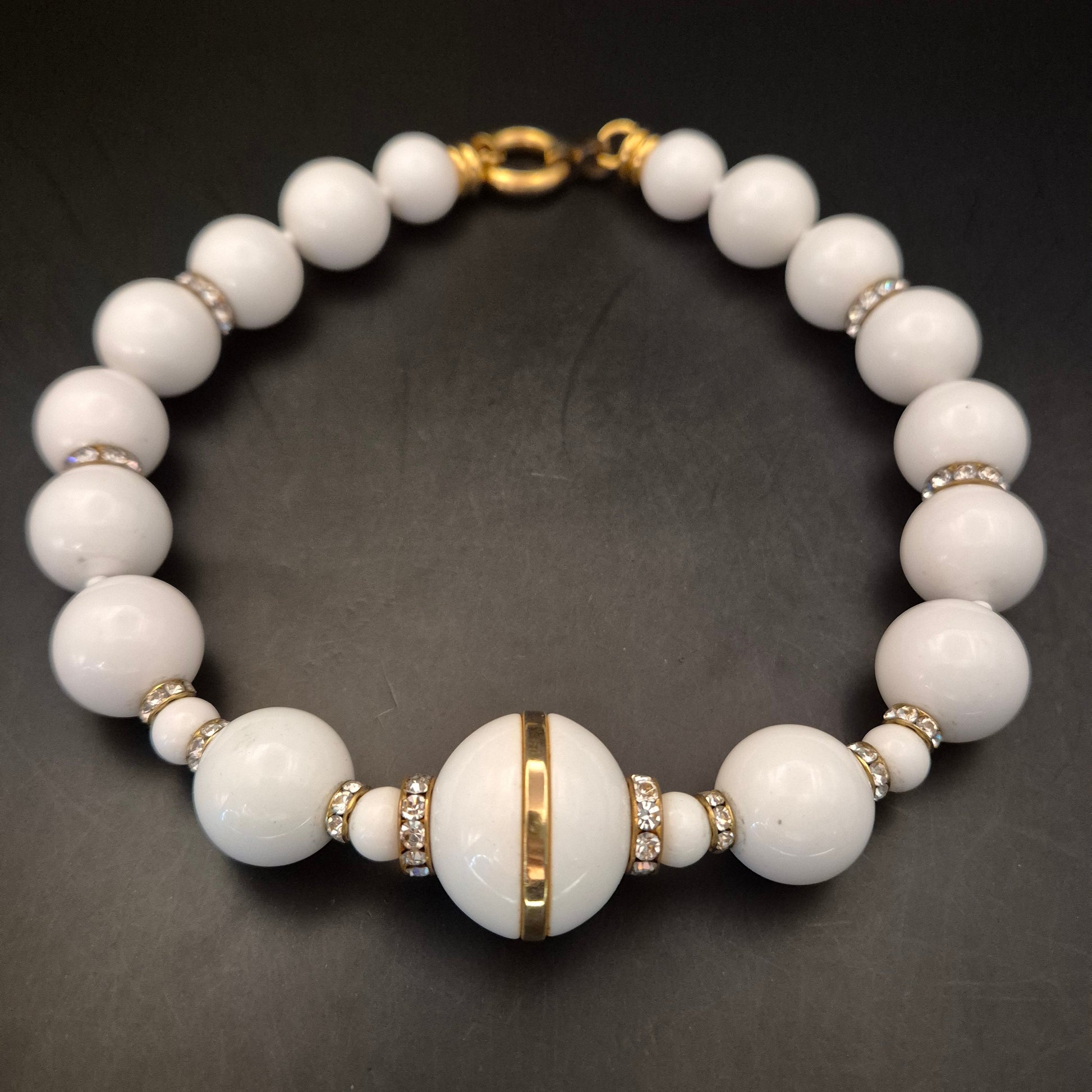 Elegante Vintage Halskette mit weißen Perlen & Strass Akzenten - Bild 3