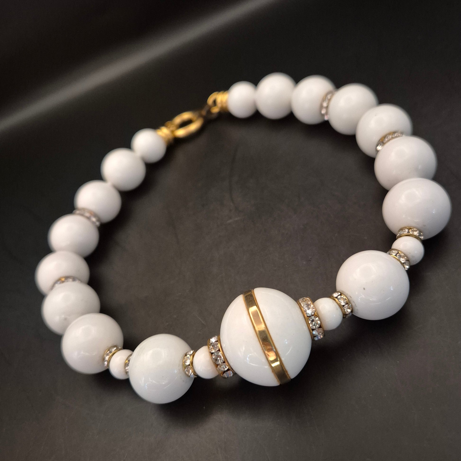 Elegante Vintage Halskette mit weißen Perlen & Strass Akzenten - Bild 4