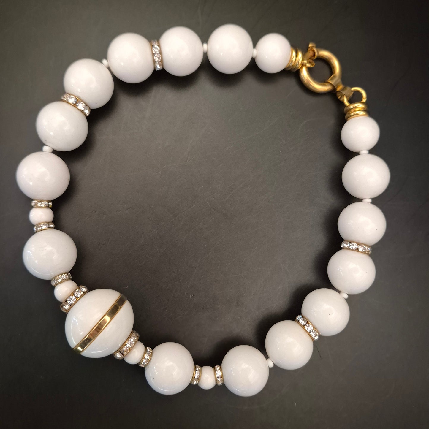 Elegante Vintage Halskette mit weißen Perlen & Strass Akzenten - Bild 5