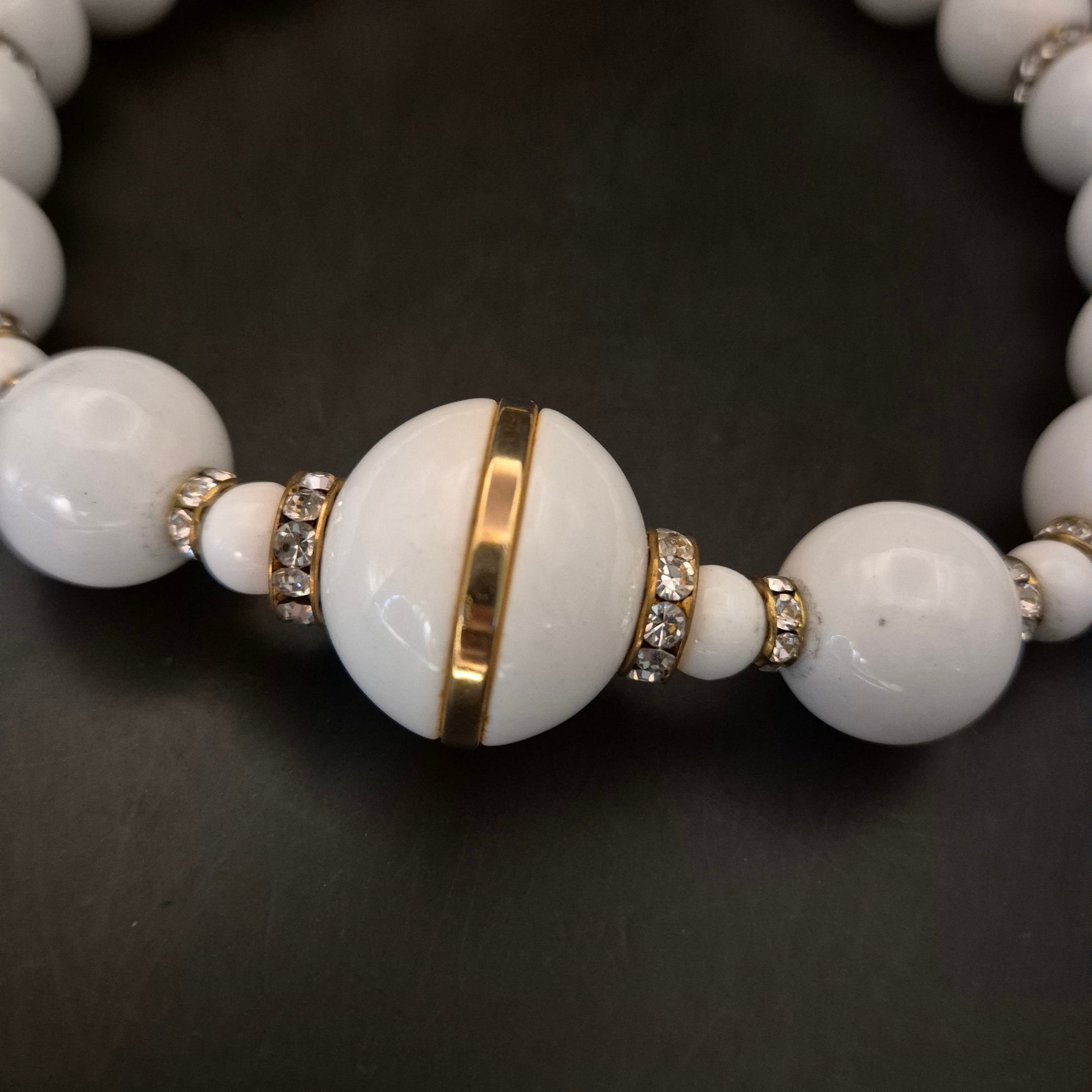 Elegante Vintage Halskette mit weißen Perlen & Strass Akzenten - Bild 6