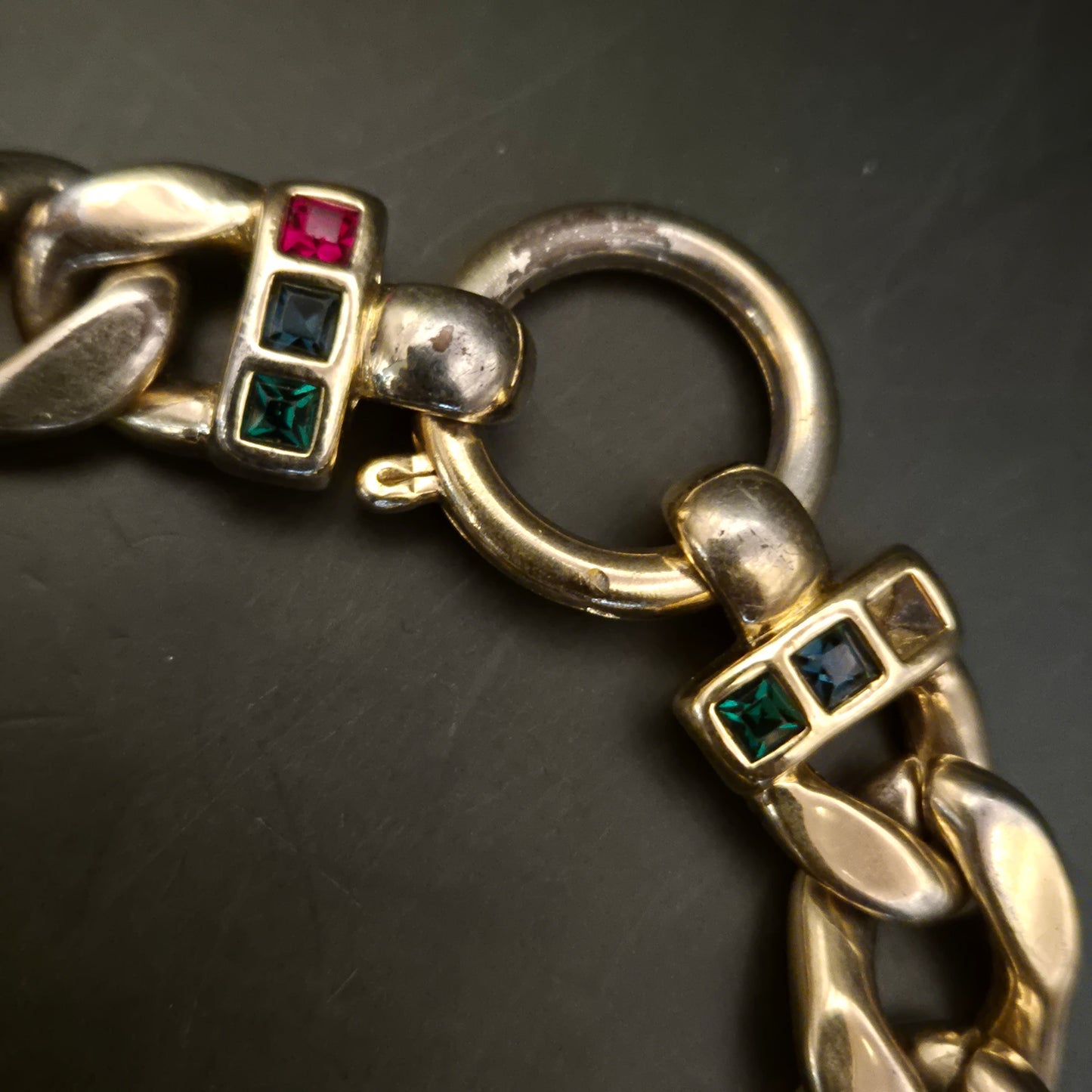 Vintage Goldfarbenes Panzerketten-Armband mit farbigen Strasssteinen - Bild 2